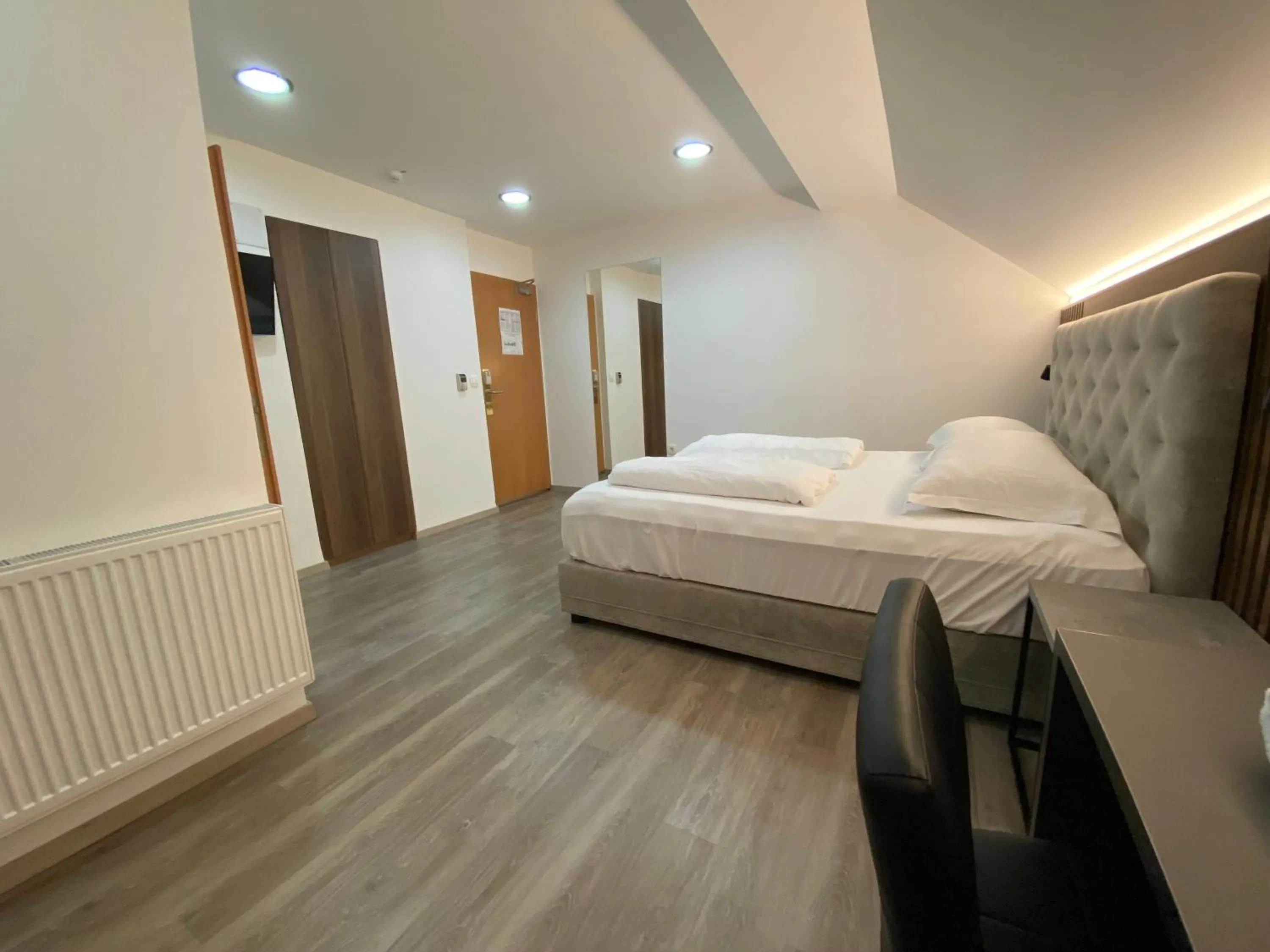 Bed in Garni Hotel Cirman