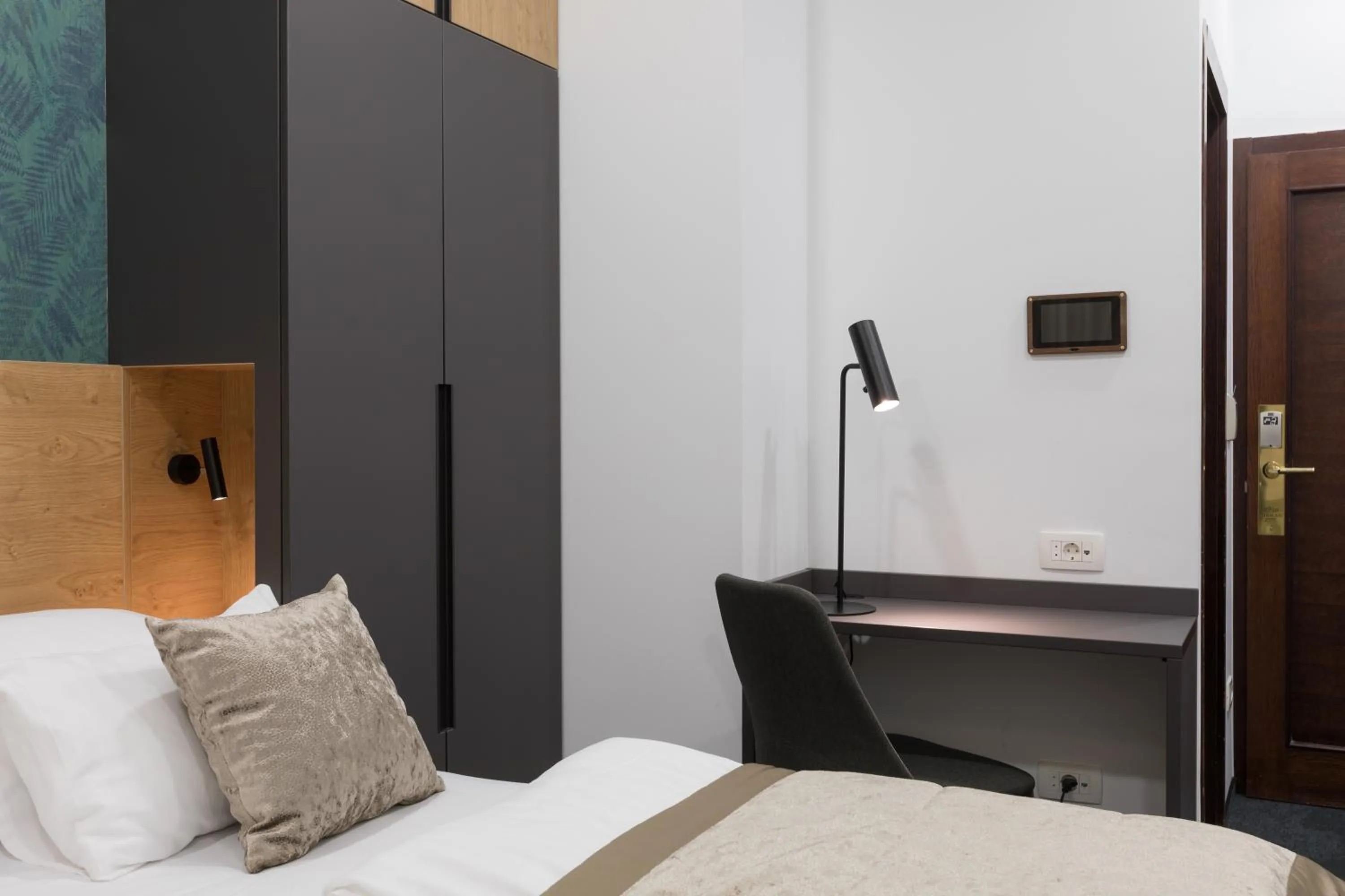 Bed in Garni Hotel Cirman