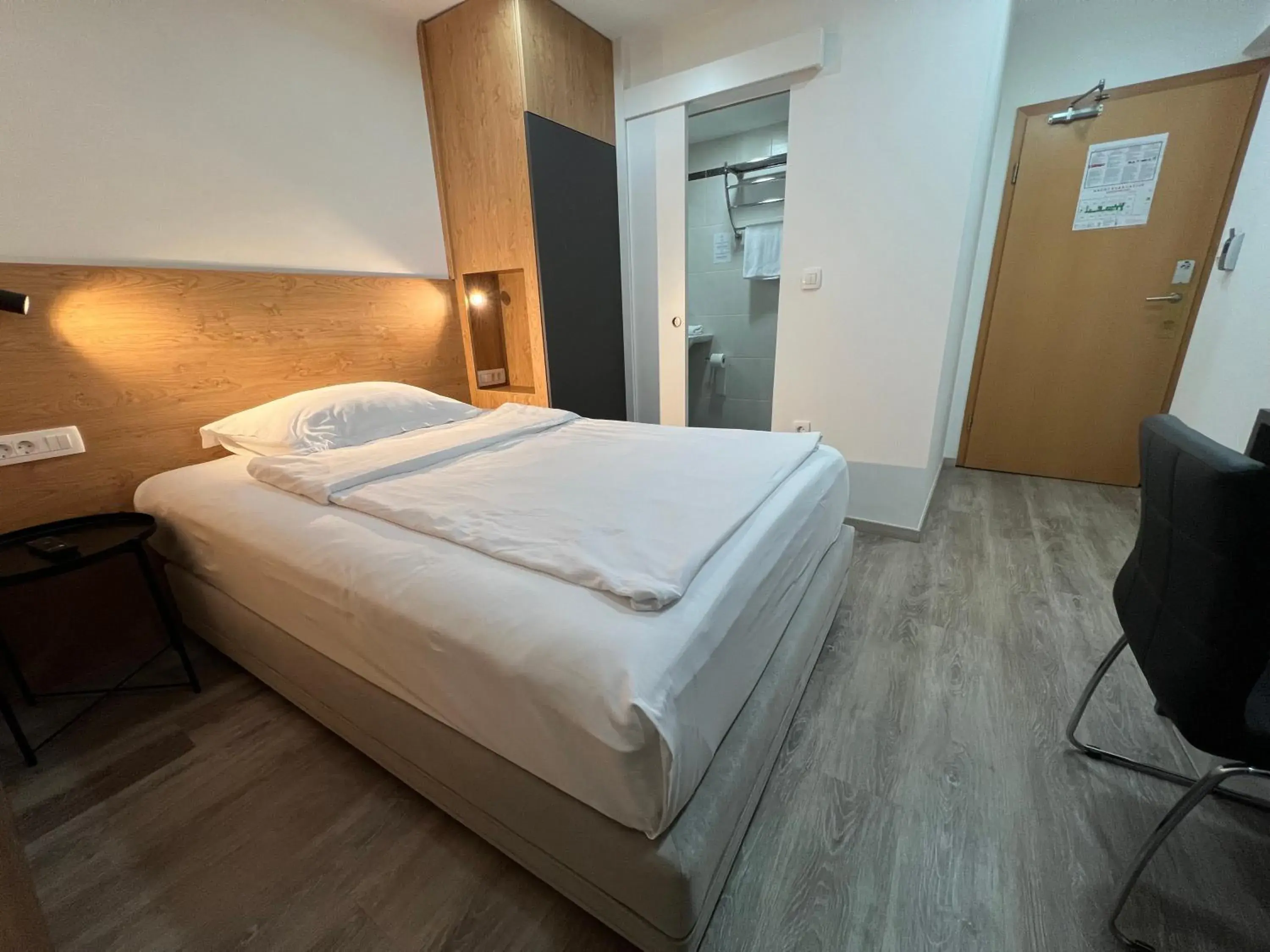 Single Room in Garni Hotel Cirman Single Room in Garni Hotel Cirman