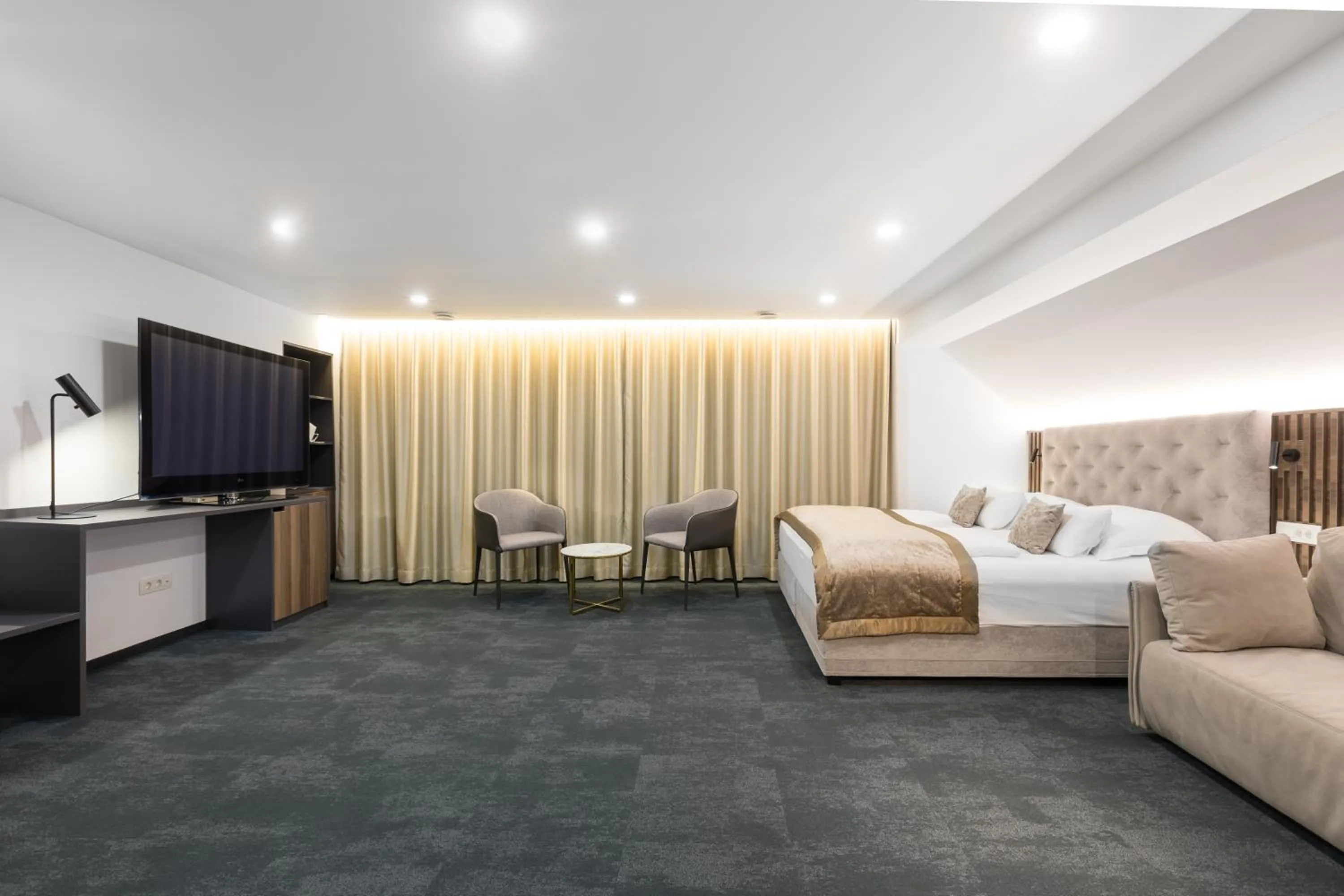 Bed in Garni Hotel Cirman