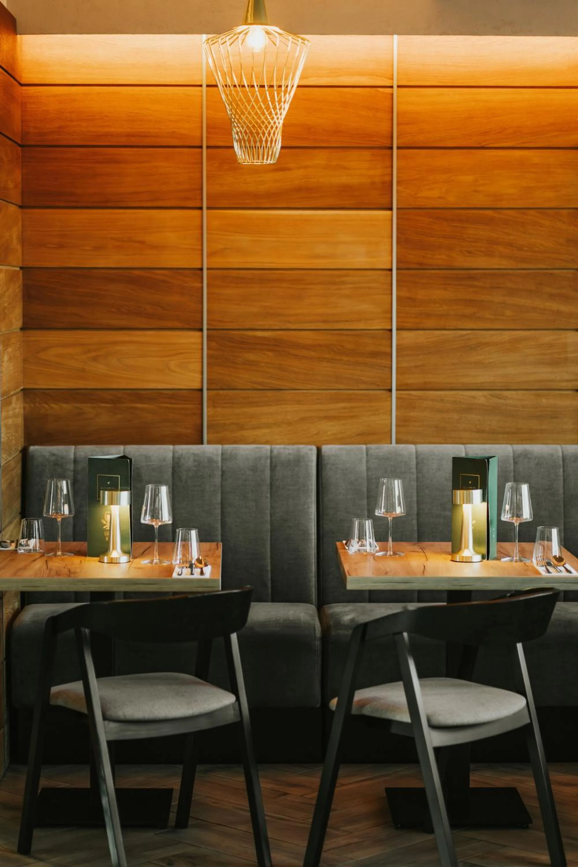 Restaurant/places to eat in Green Hotel