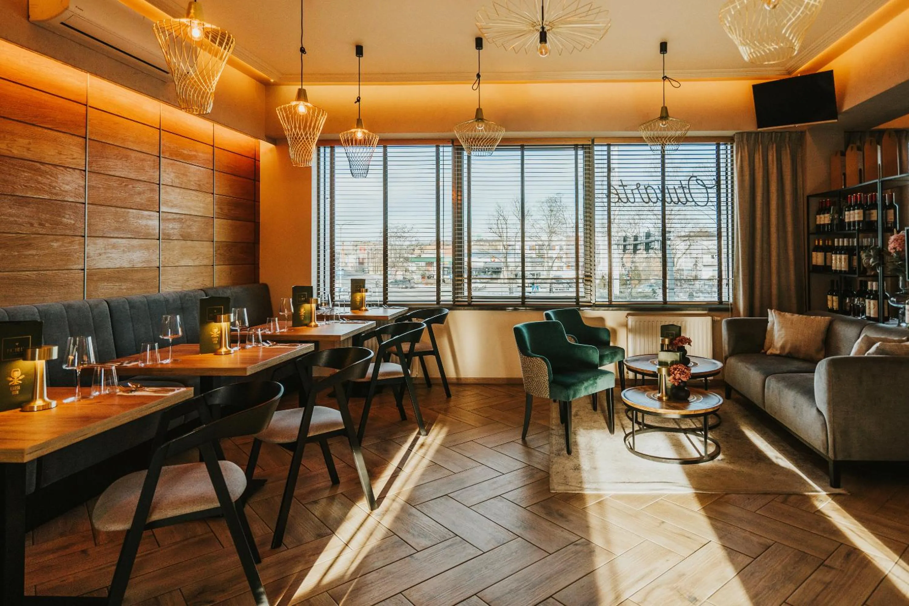 Restaurant/places to eat in Green Hotel