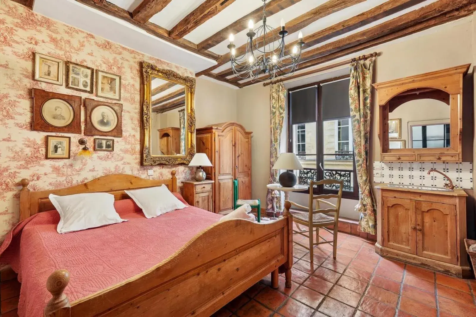 Double Room with Private Bathroom in Hotel de Nesle Double Room with Private Bathroom in Hotel de Nesle