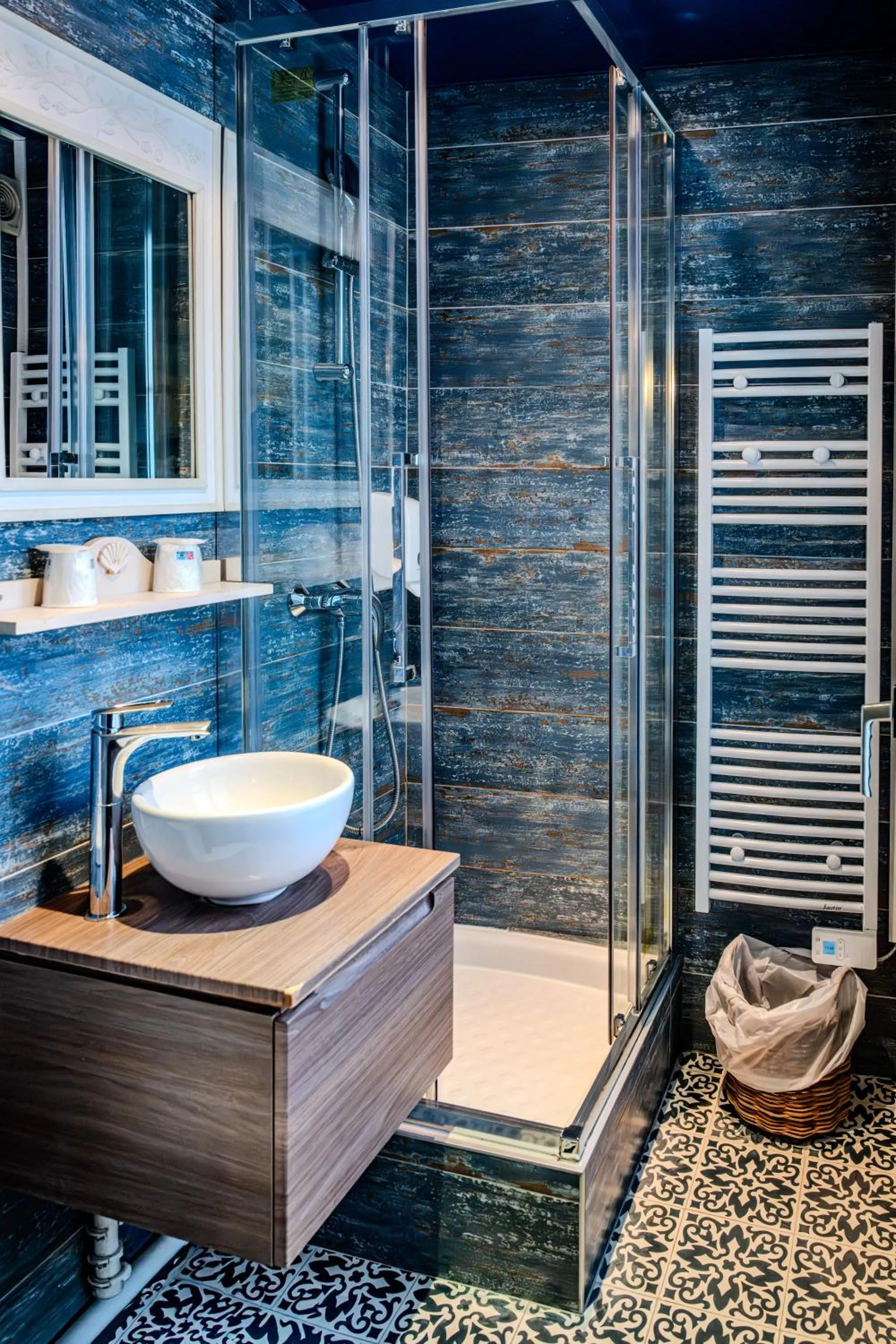 Shower in Hotel de Nesle