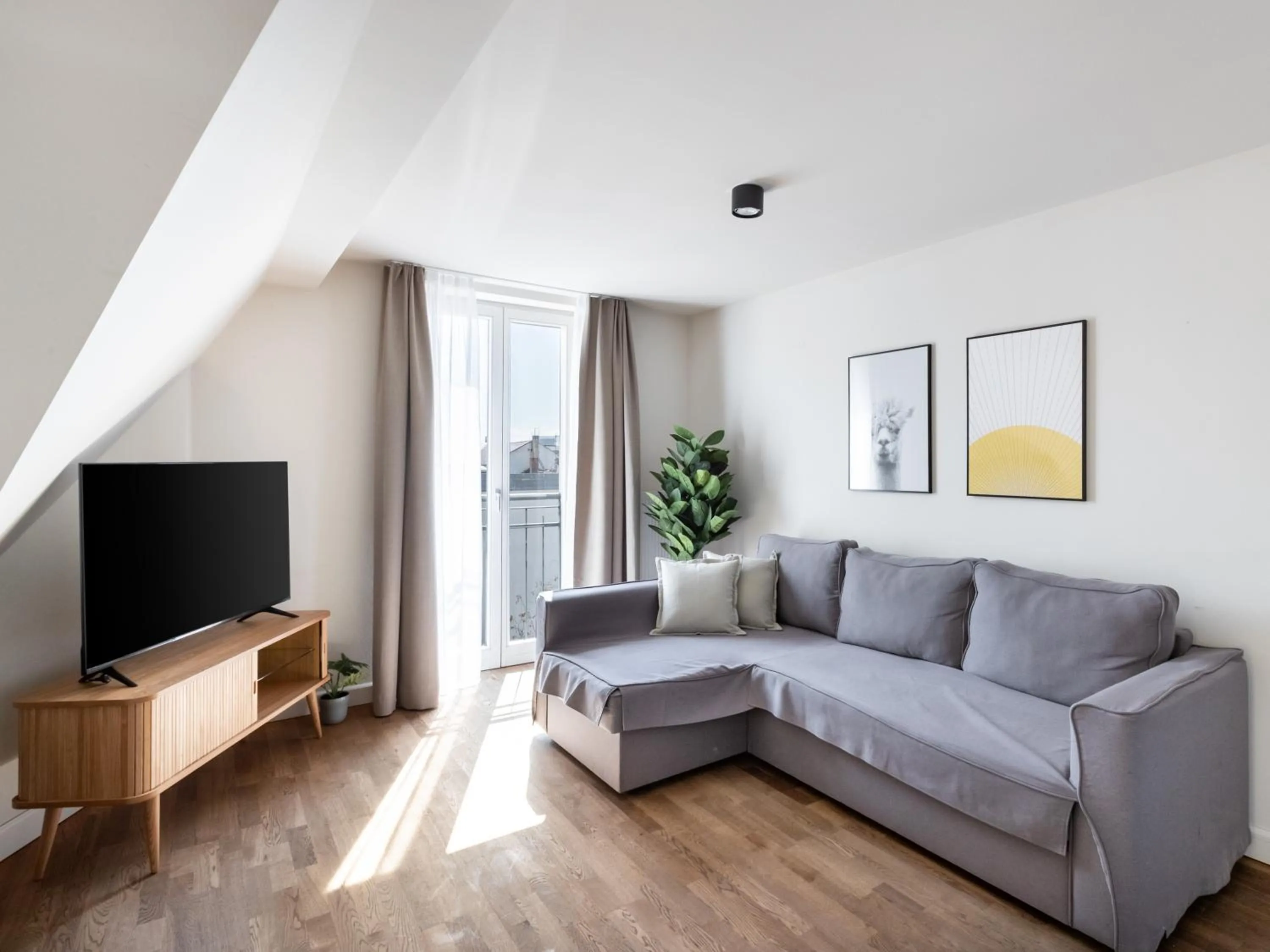 TV and multimedia in Schoenhouse City Street