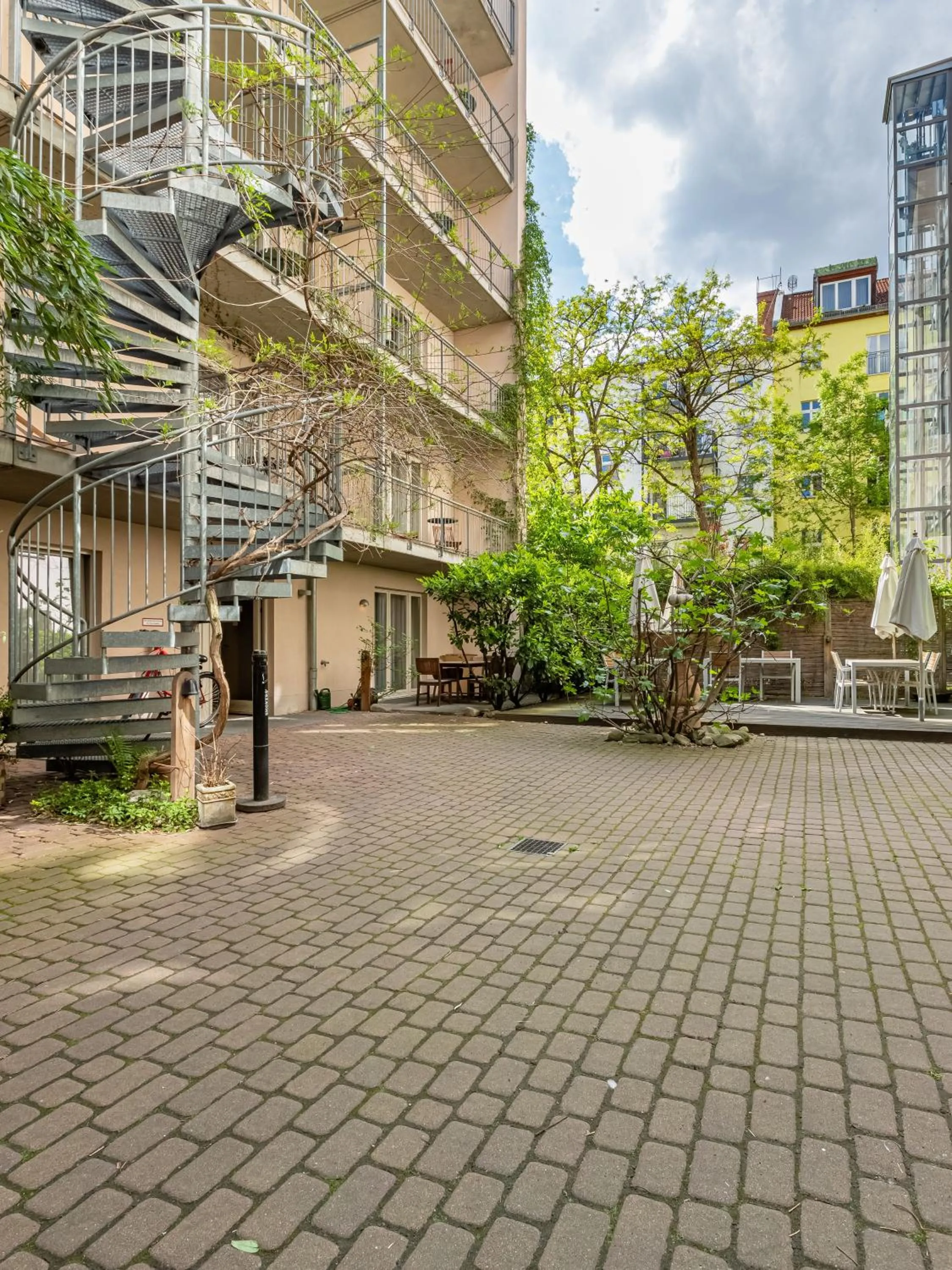 Property building in Schoenhouse City Street