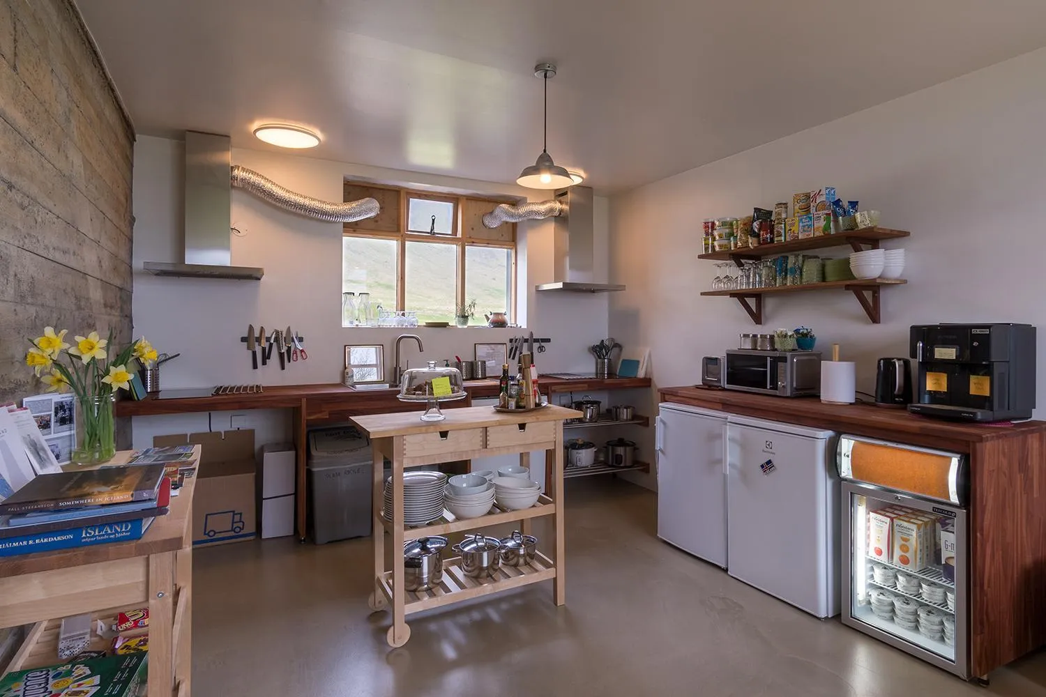 Communal kitchen in Skyrhusid HI Hostel