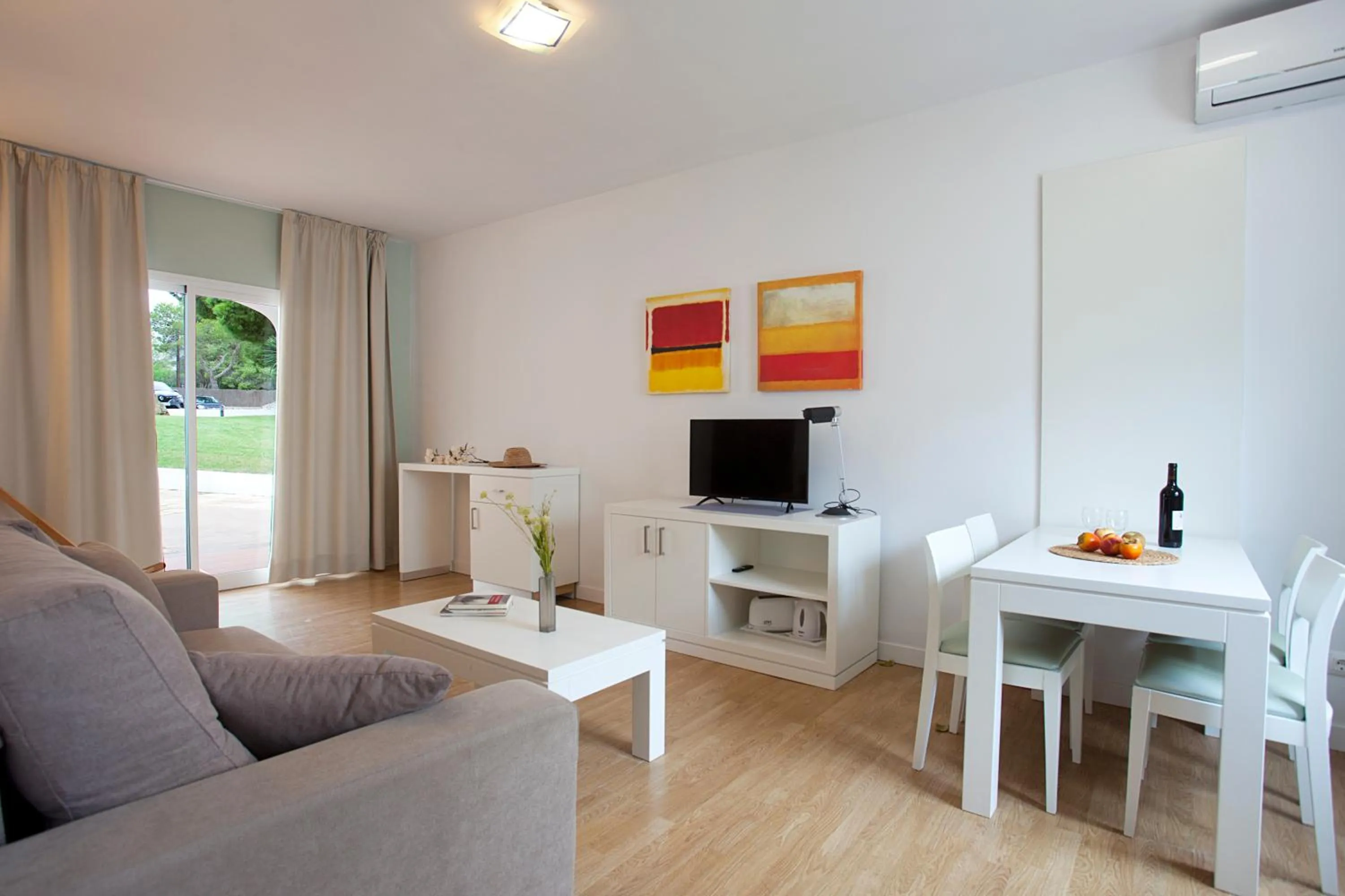 TV and multimedia in Apartamentos Vista Alegre Mallorca