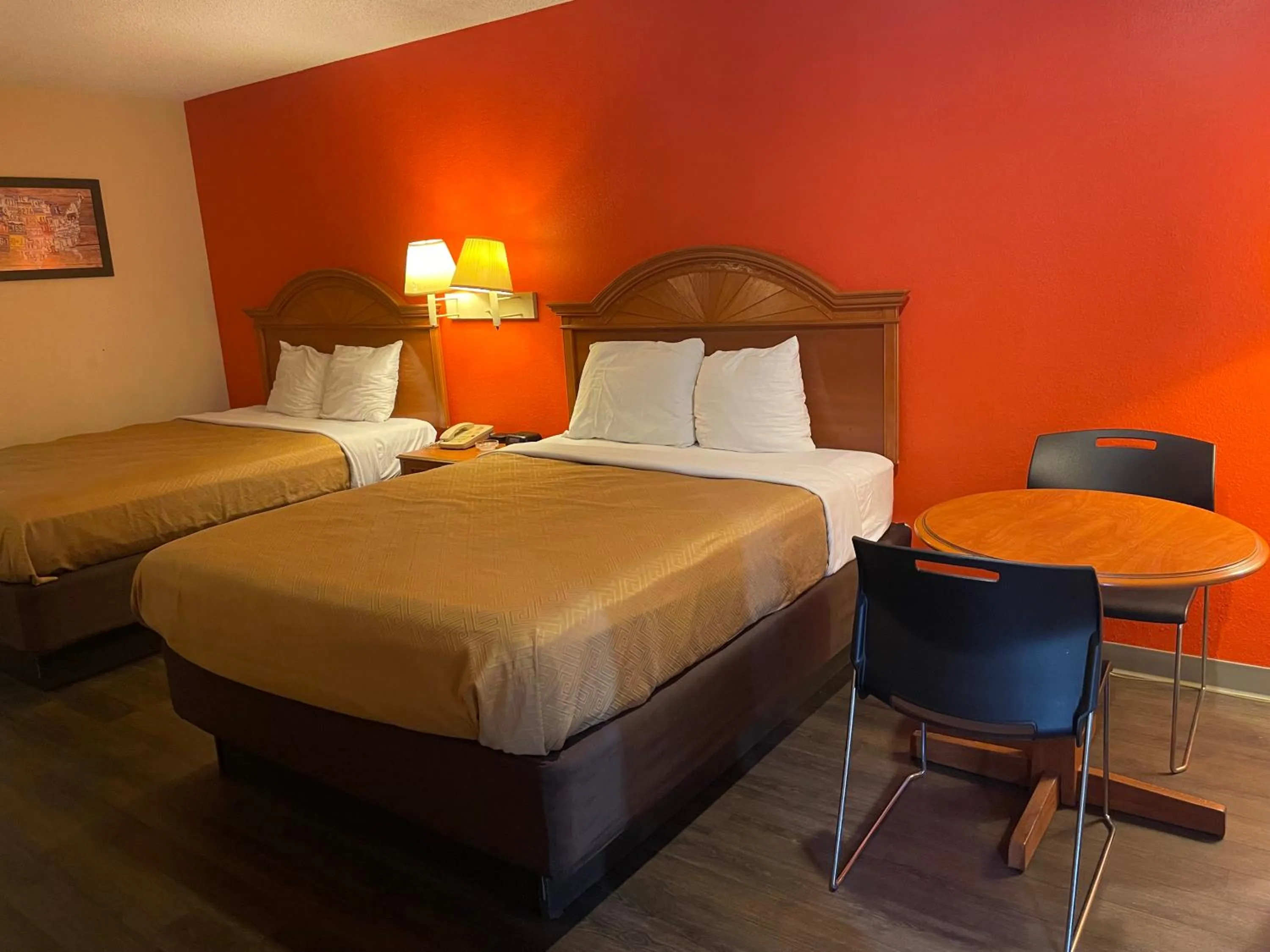 Bed in Econo Lodge Hattiesburg