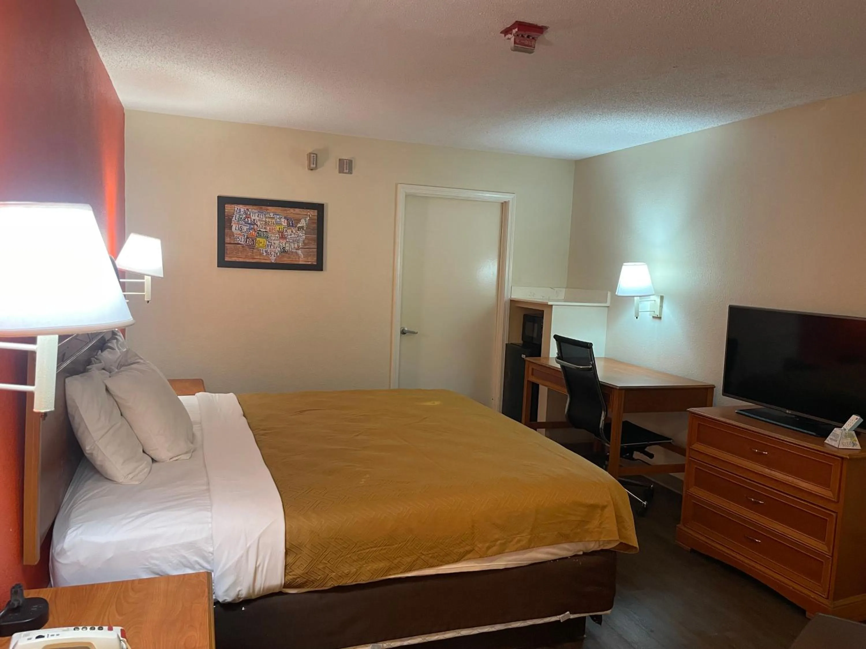 TV and multimedia, Bed in Econo Lodge Hattiesburg