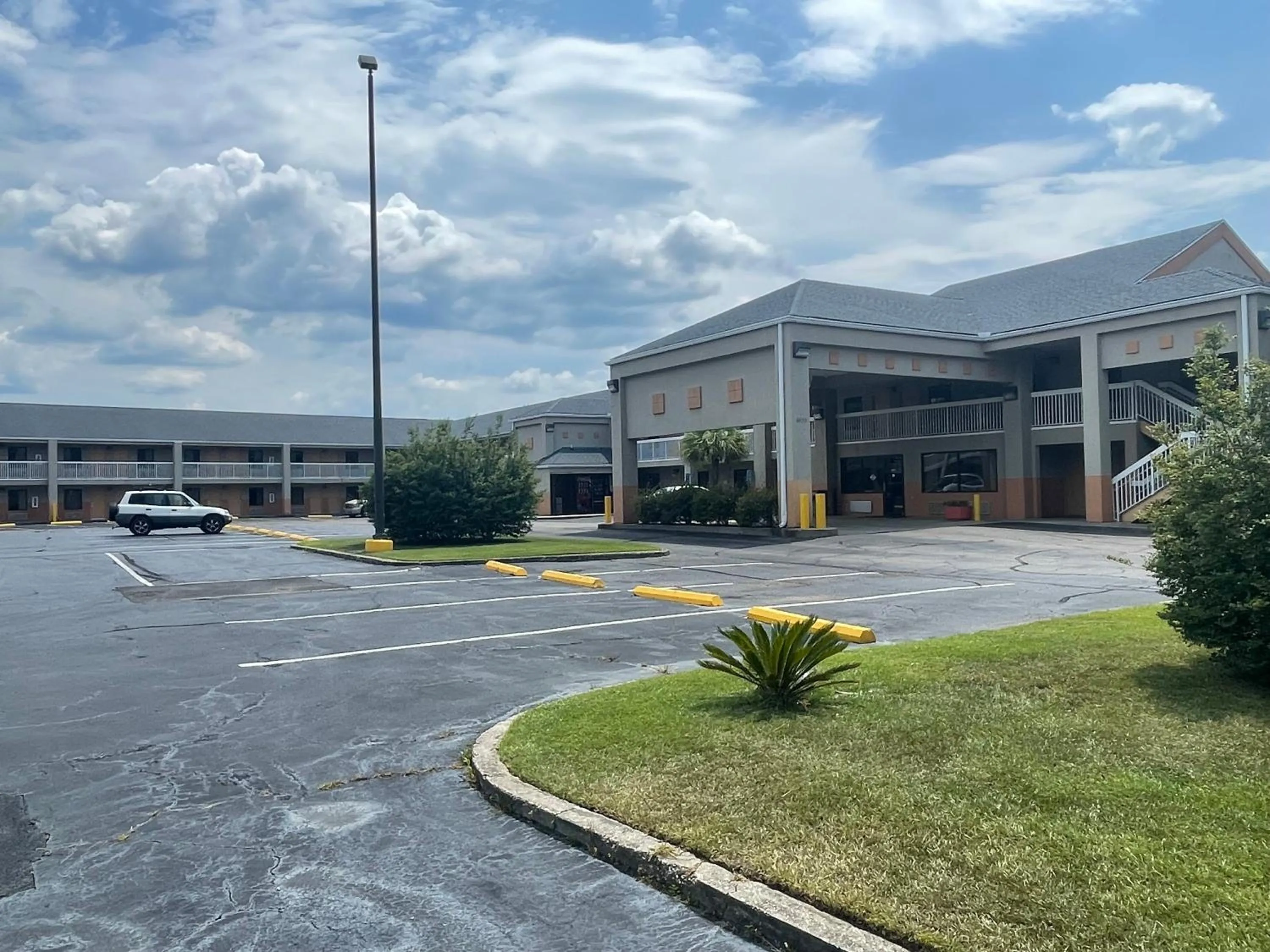 Property Building in Econo Lodge Hattiesburg