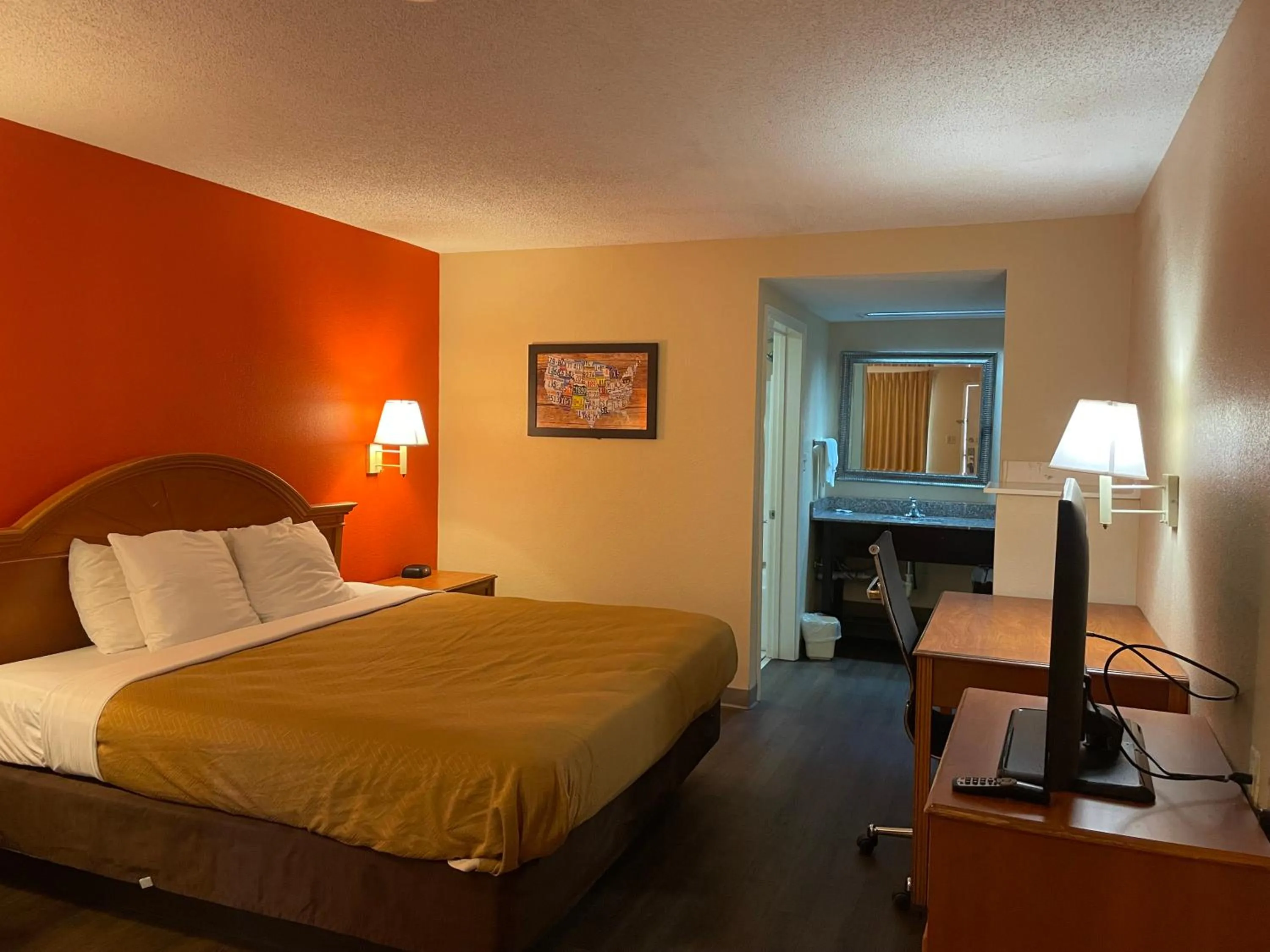 Photo of the whole room, Bed in Econo Lodge Hattiesburg