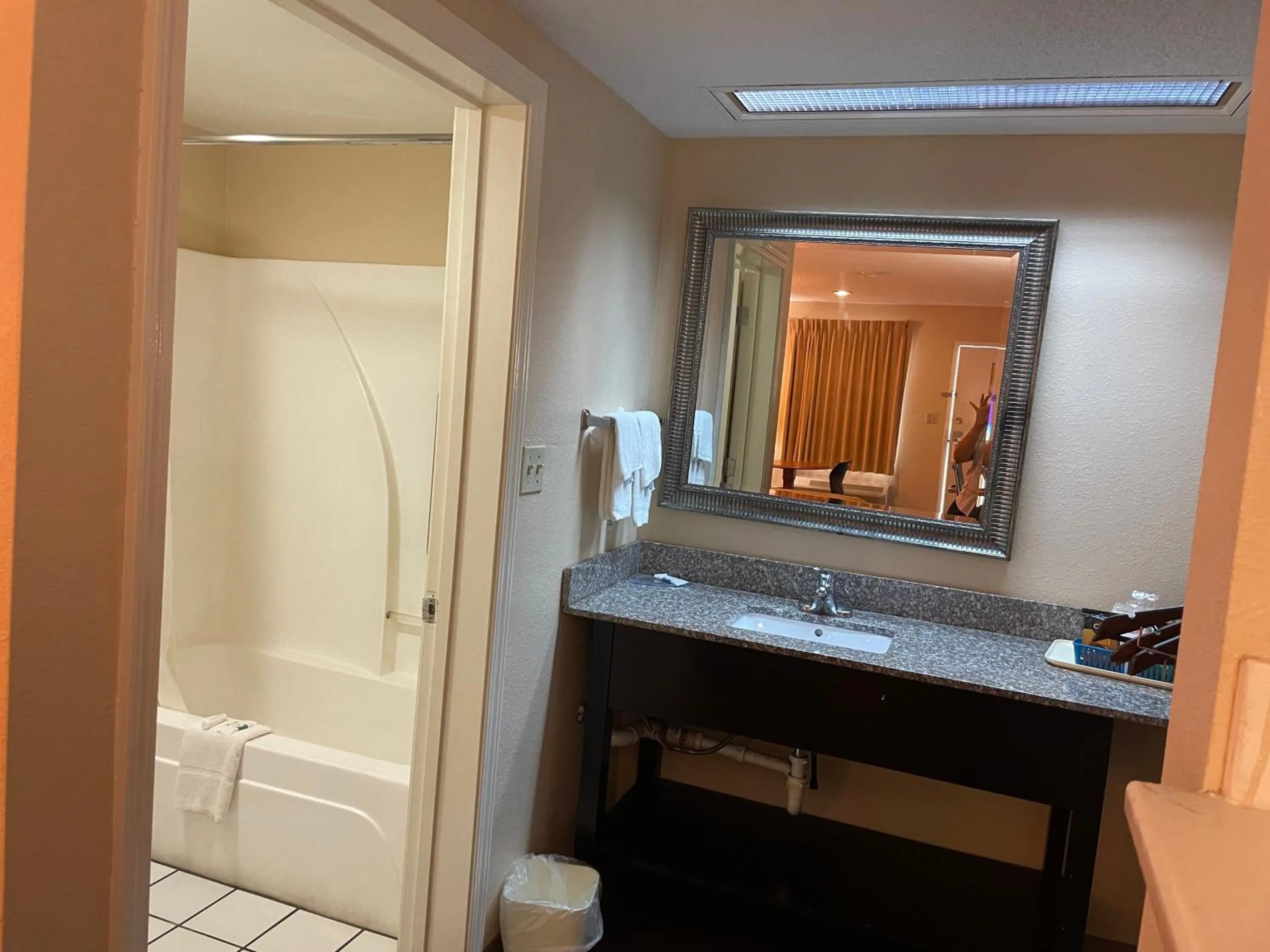 Bathroom in Econo Lodge Hattiesburg