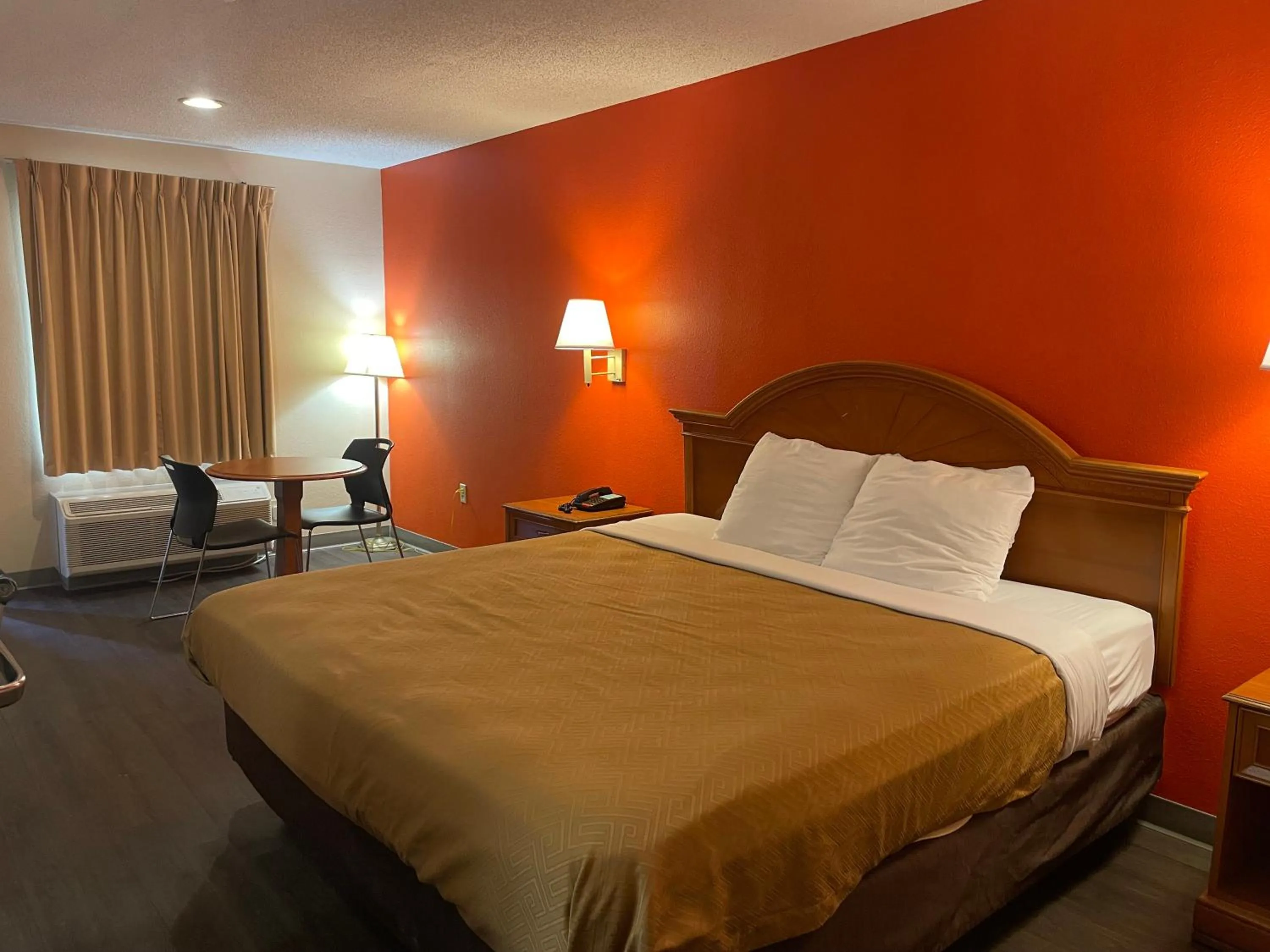 Bed in Econo Lodge Hattiesburg