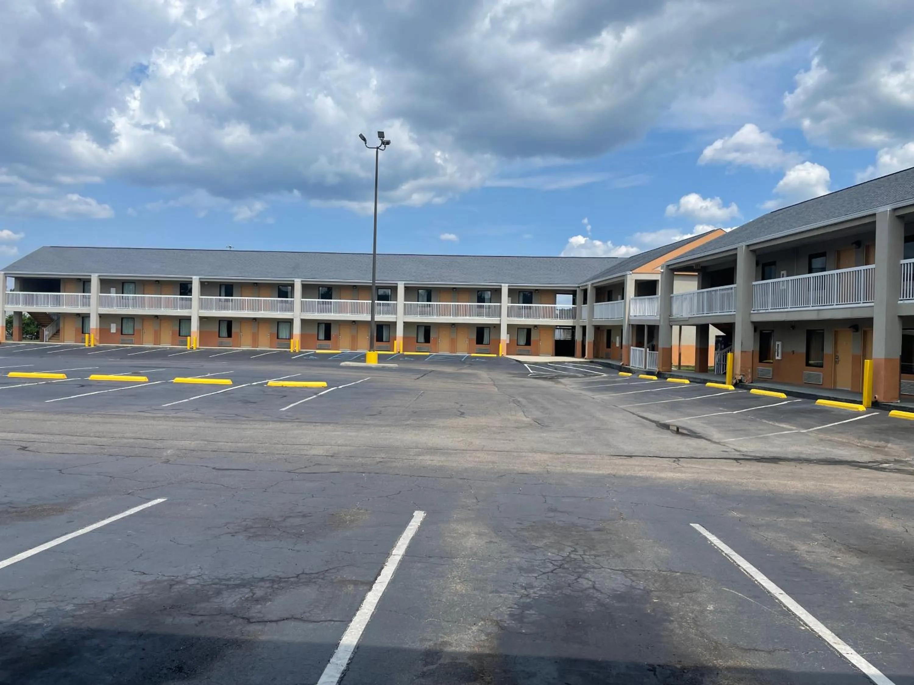 Property Building in Econo Lodge Hattiesburg