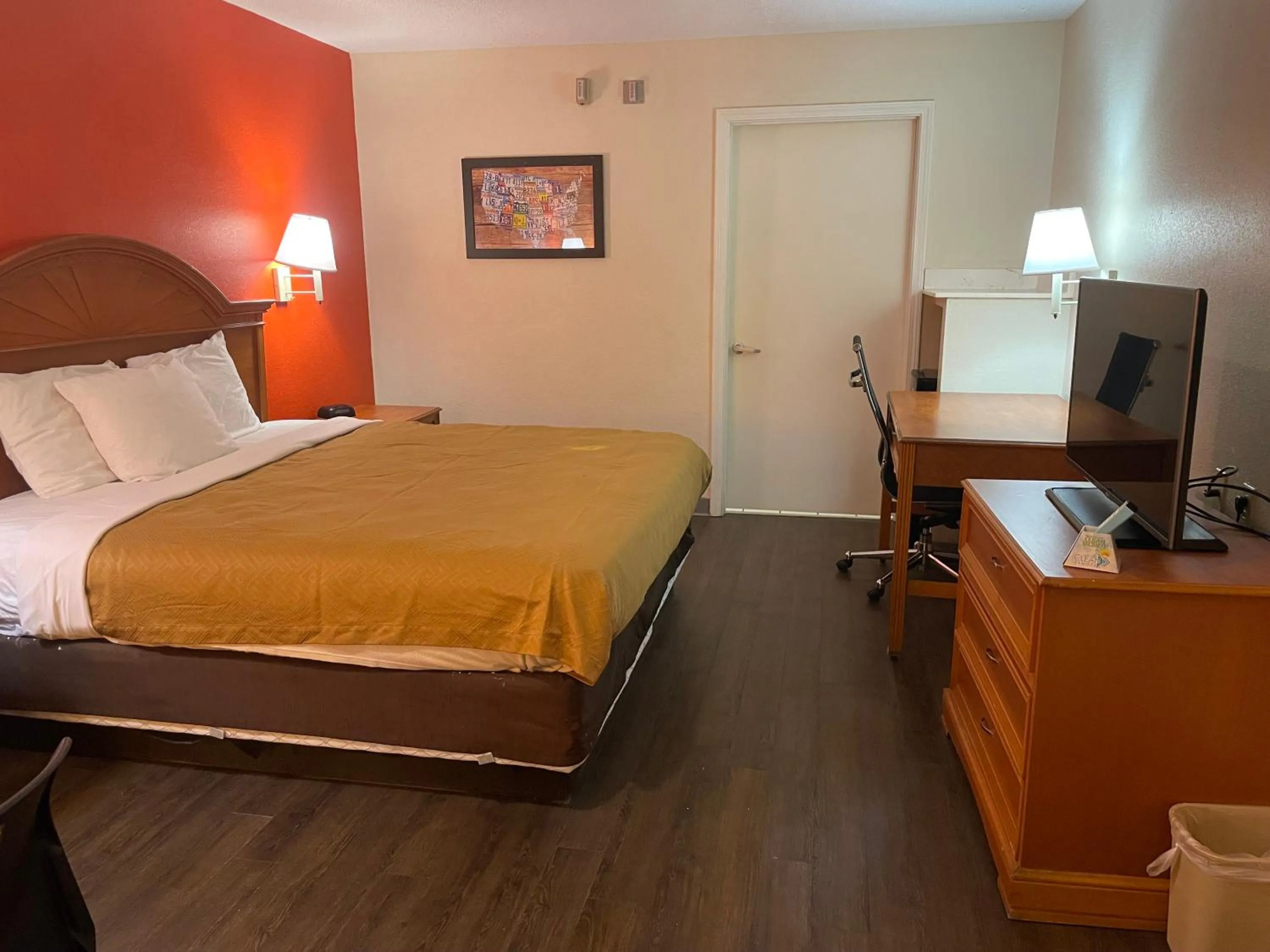 Photo of the whole room, Bed in Econo Lodge Hattiesburg