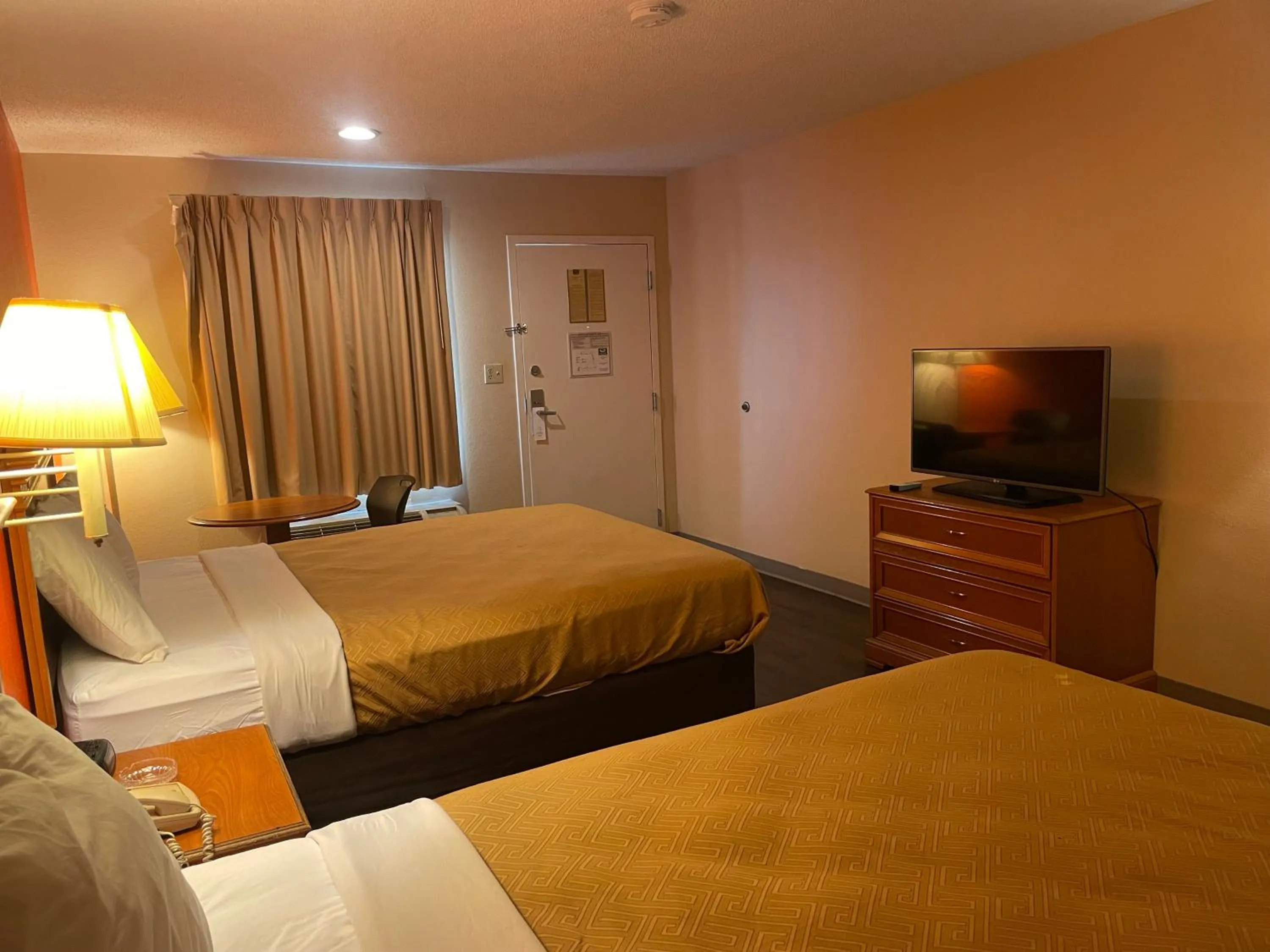 Photo of the whole room, Bed in Econo Lodge Hattiesburg