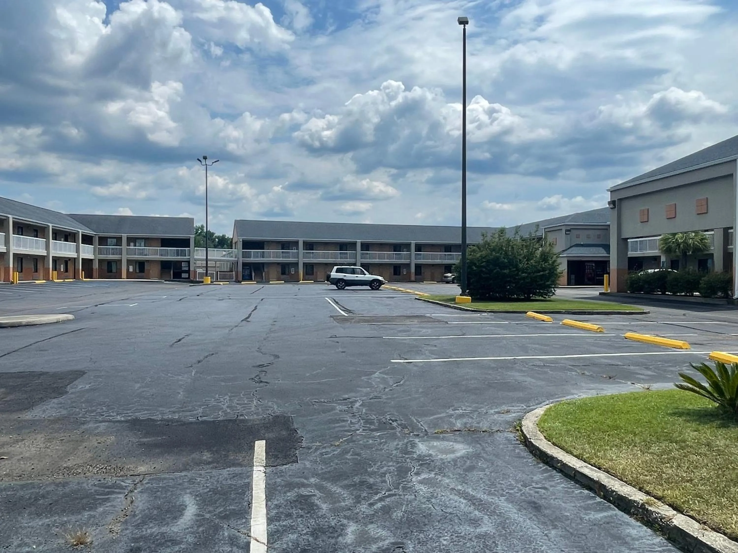 Parking, Property Building in Econo Lodge Hattiesburg