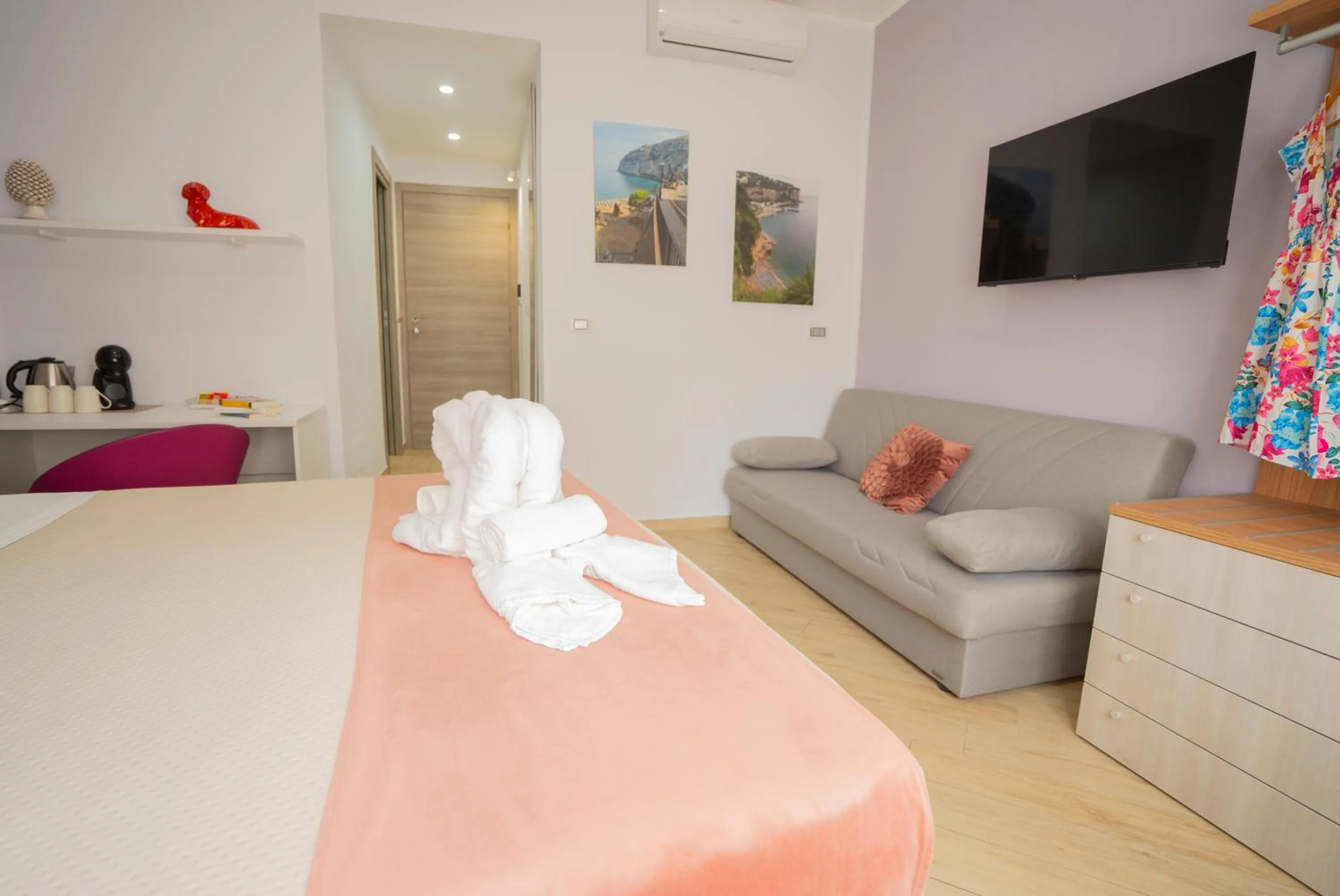 Photo of the whole room, Bed in SYMPHONY HOUSE