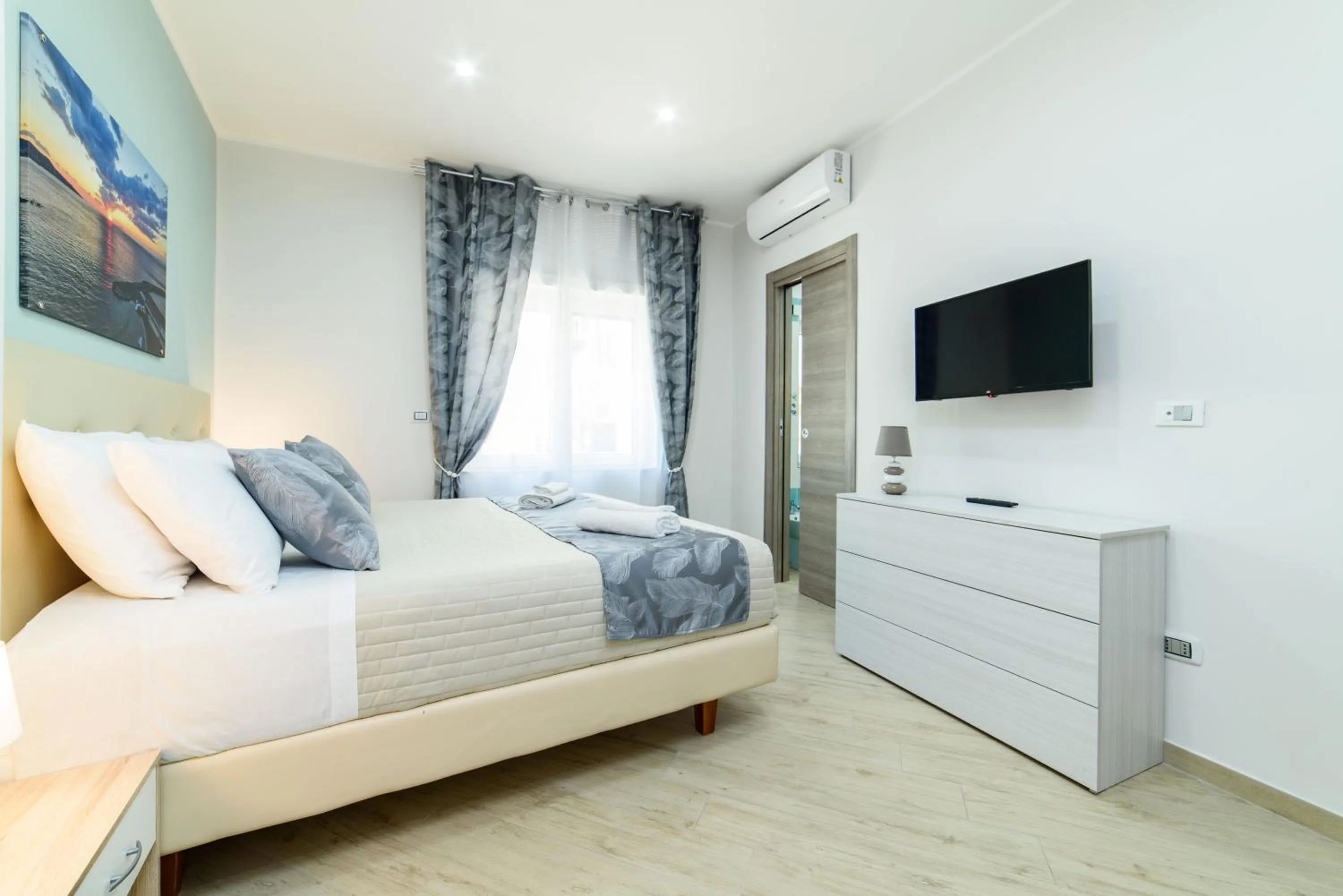 Communal lounge/ TV room, Bed in SYMPHONY HOUSE