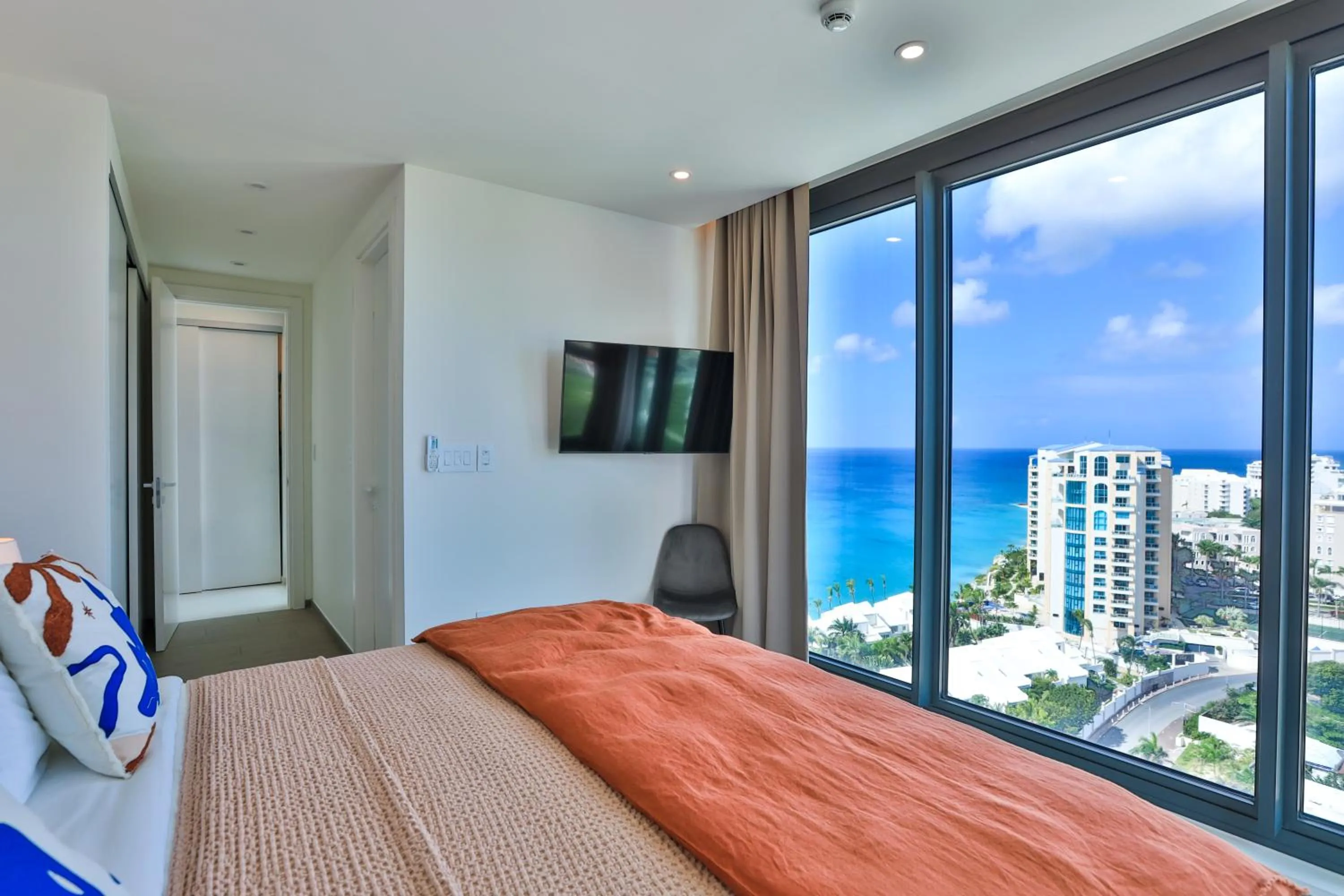 Communal lounge/ TV room, Bed in Fourteen at Mullet Bay