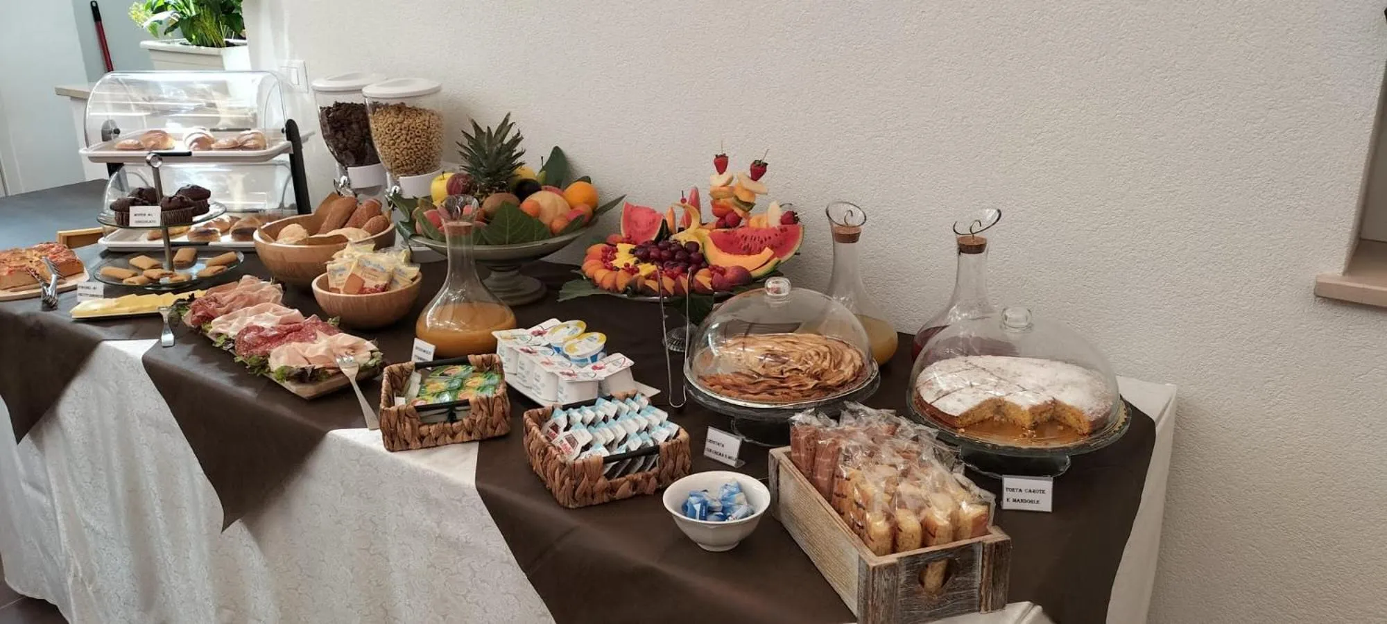 Buffet breakfast in IL GIGLIO B&B