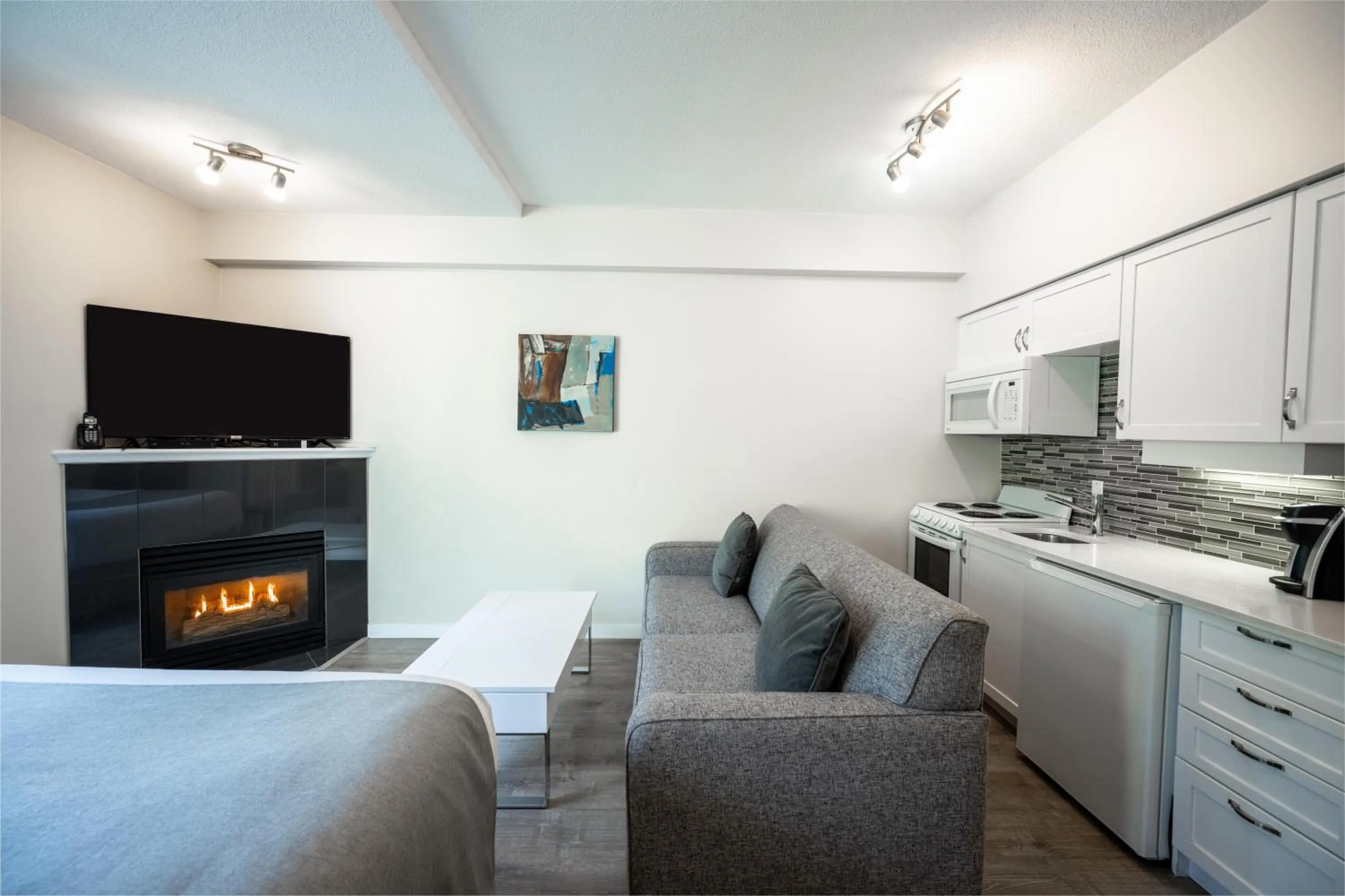 Alpenglow Lodge Sunny Studio with Sitting Area by MVA