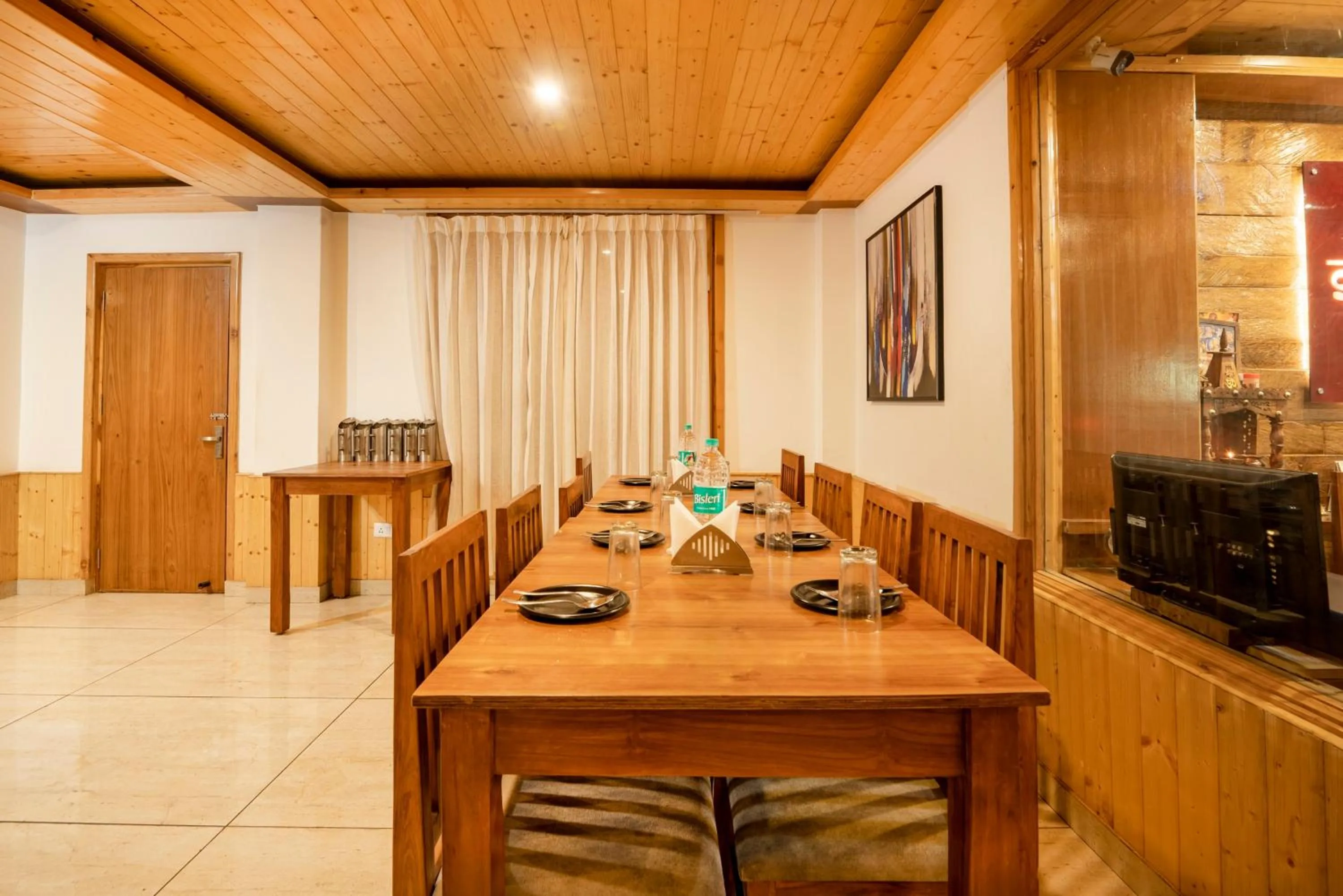 Restaurant/places to eat in Treebo Premium Sattva With Mountain View