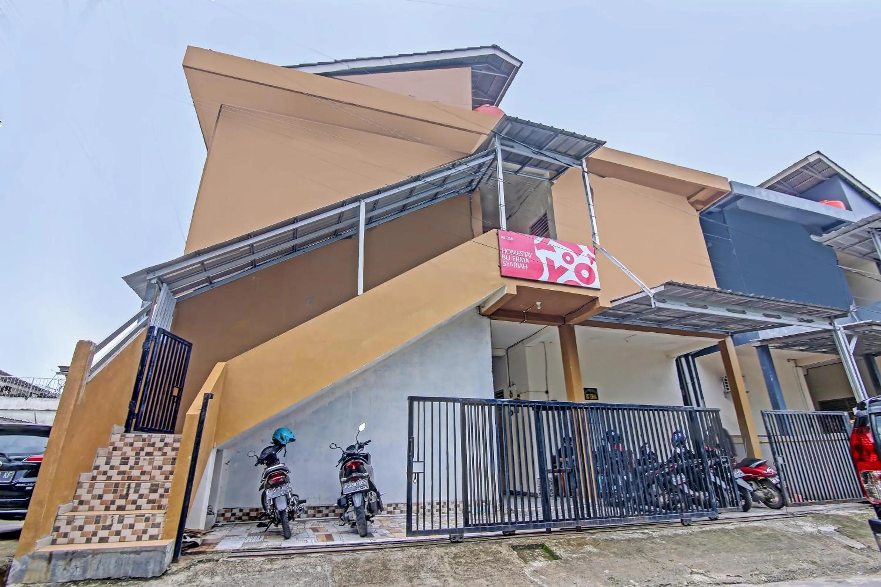 Facade/entrance in OYO Life 91268 Homestay Bu Erma Syariah