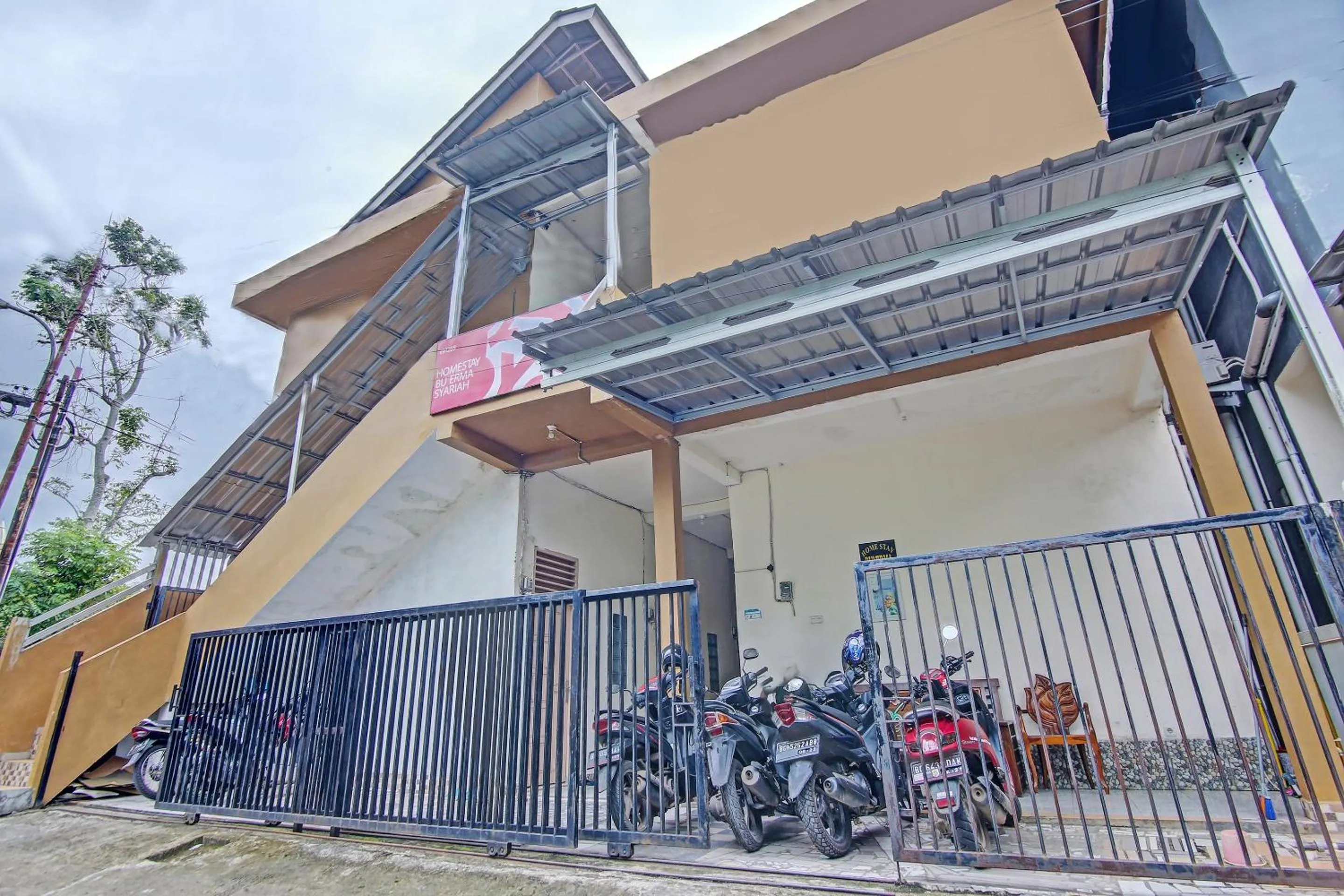 Facade/entrance in OYO Life 91268 Homestay Bu Erma Syariah