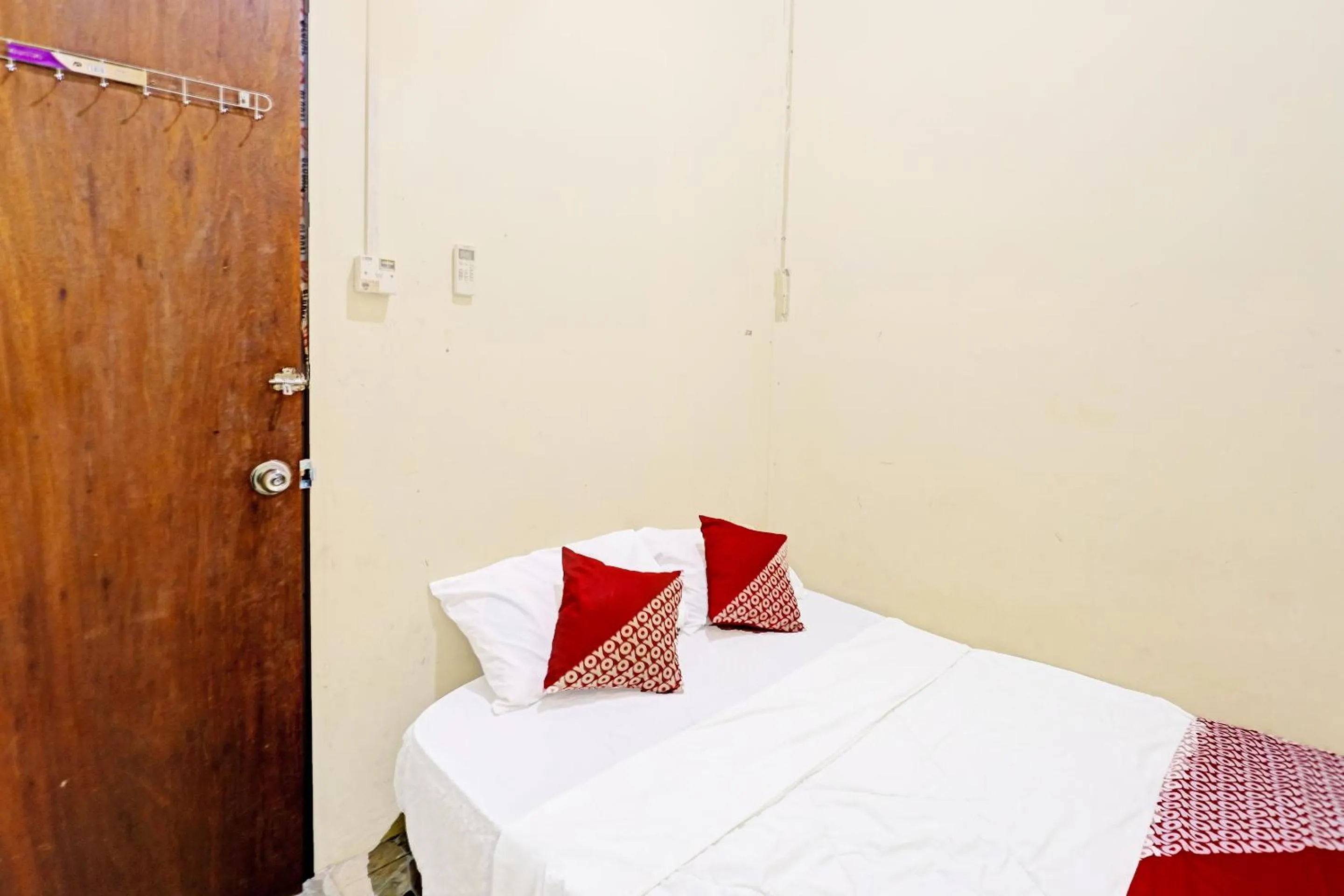 Photo of the whole room, Bed in Hotel O Sar Inn