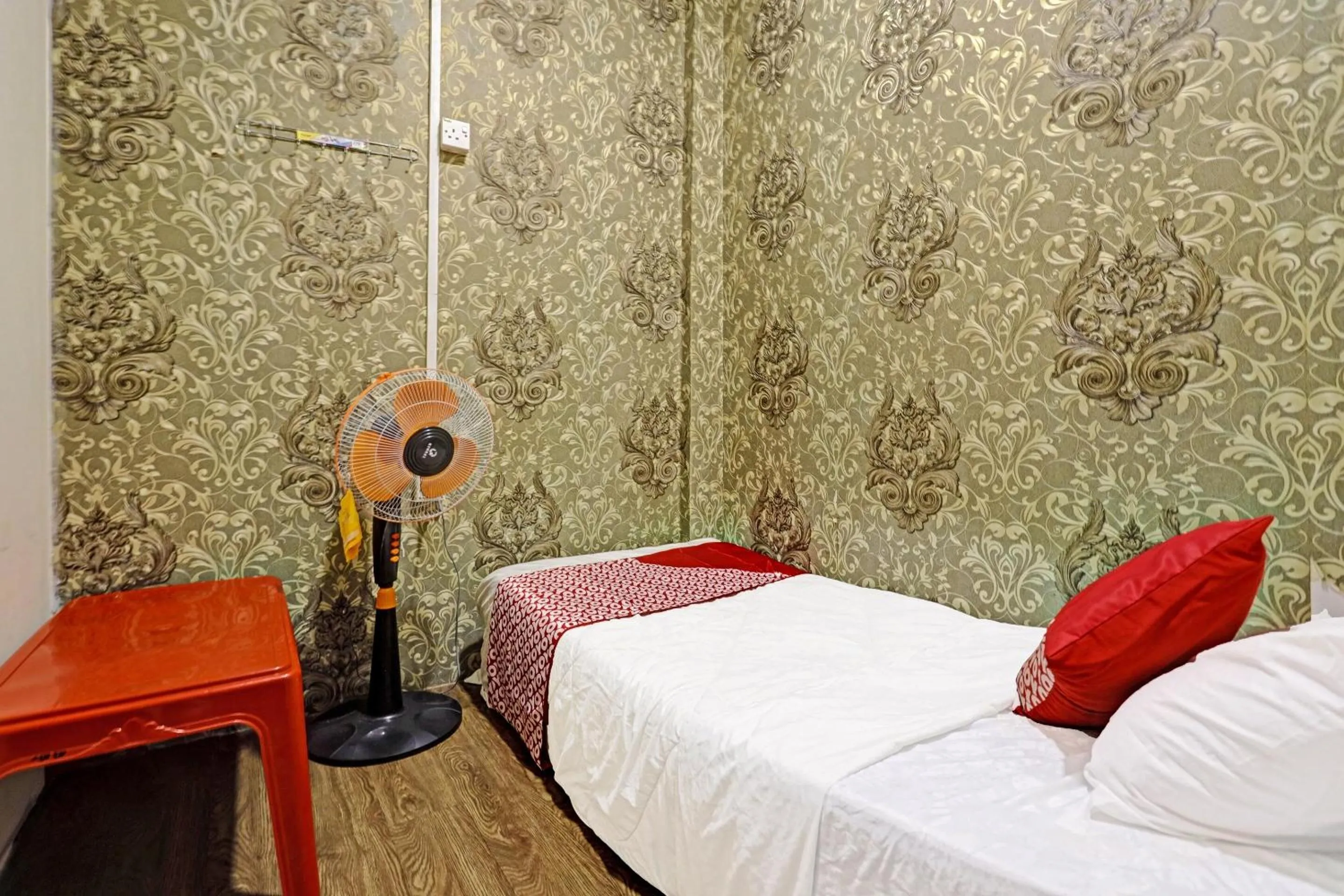 Bedroom, Bed in Hotel O Sar Inn