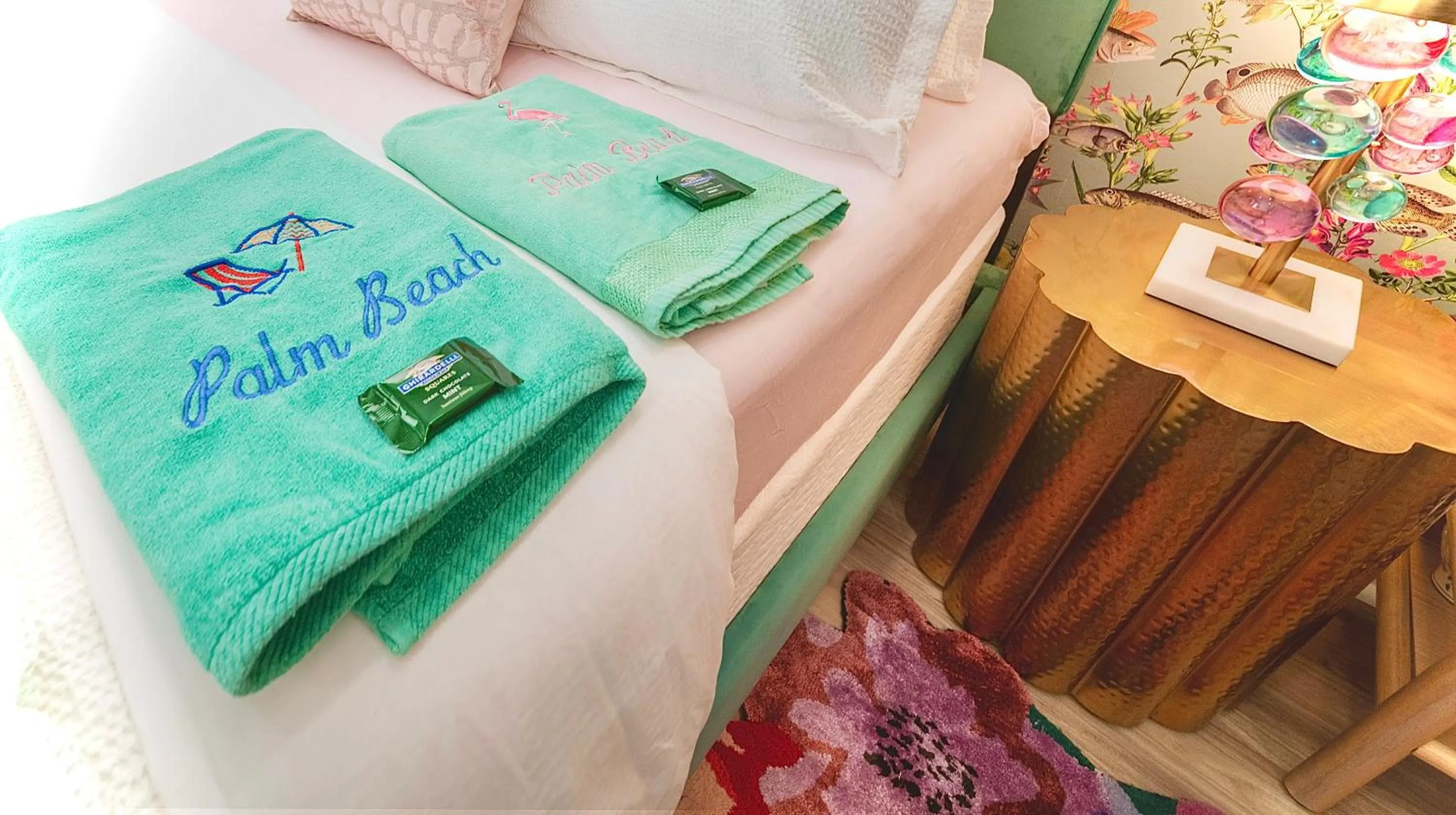 towels, Bed in King Bed Mermaid suite - heart of Palm Beach, free parking included