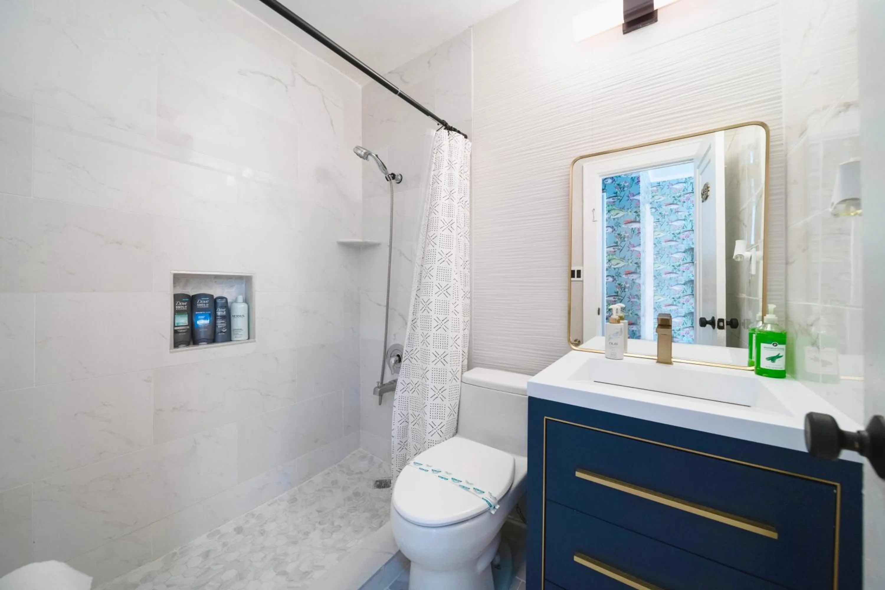 Shower in King Bed Mermaid suite - heart of Palm Beach, free parking included