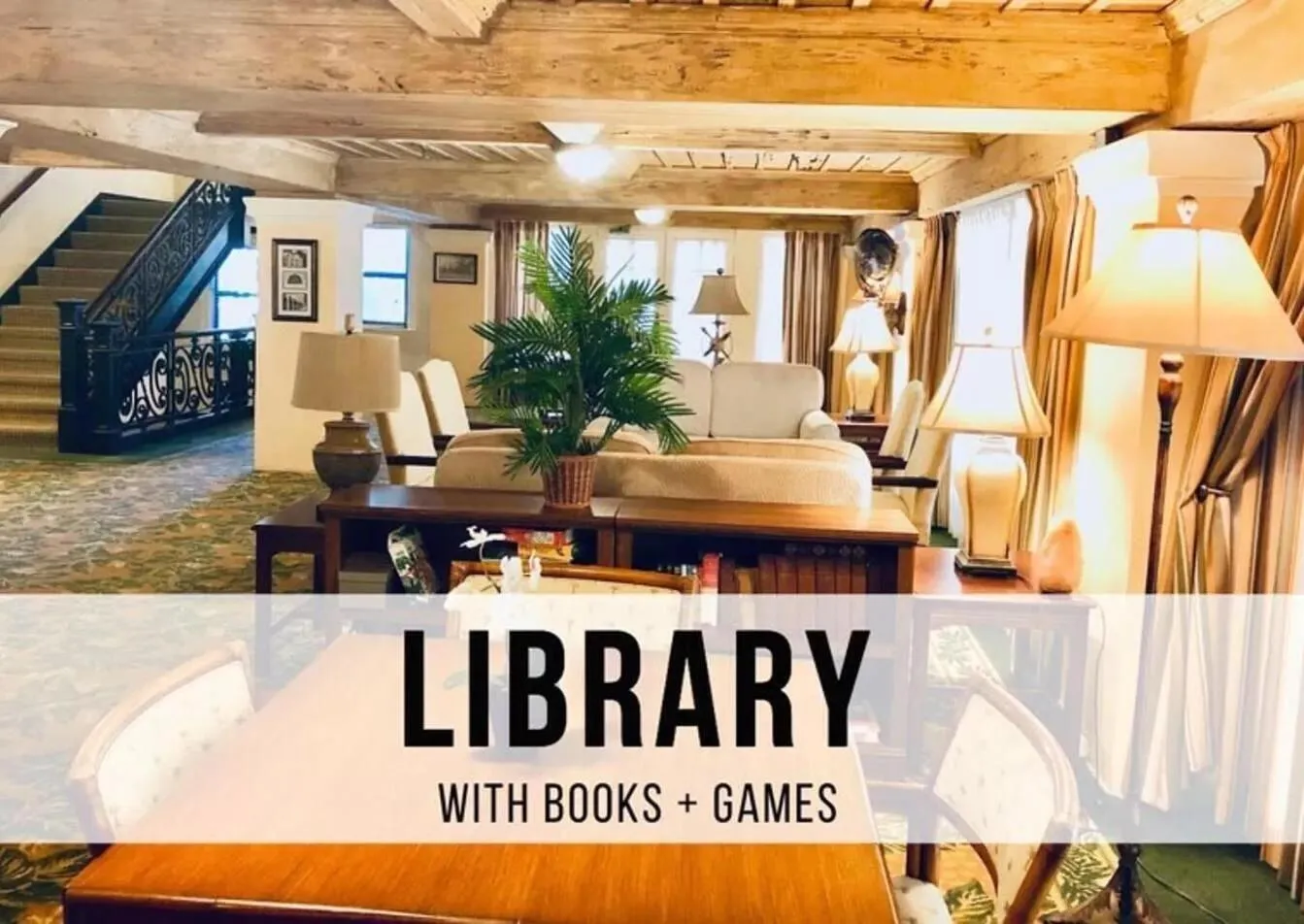 One-Bedroom Apartment in King Bed Mermaid suite - heart of Palm Beach, free parking included