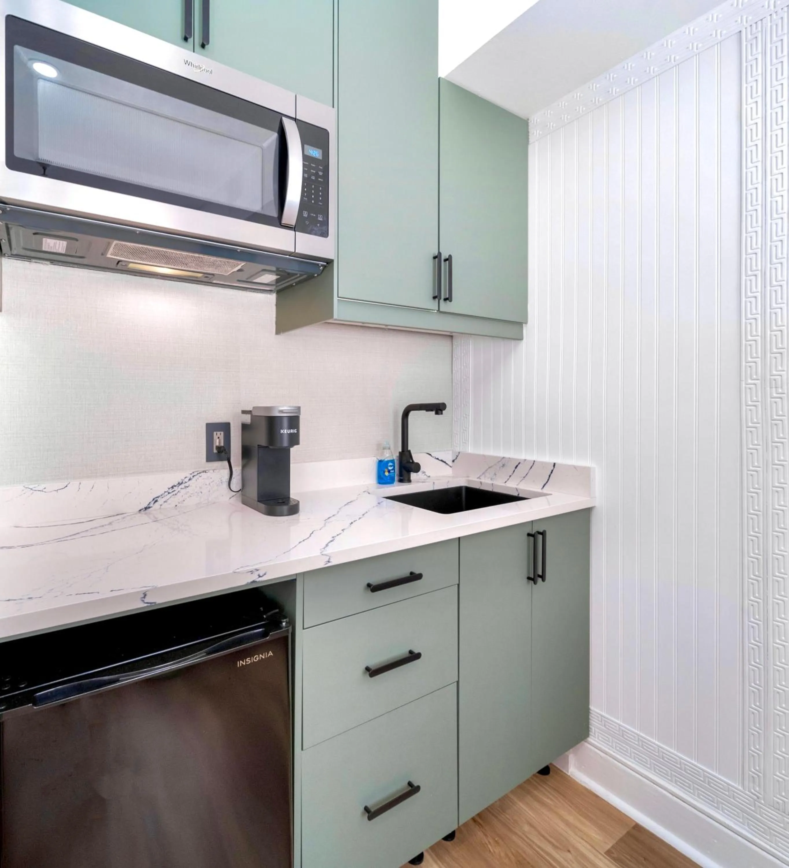 Kitchen or kitchenette in King Bed Mermaid suite - heart of Palm Beach, free parking included