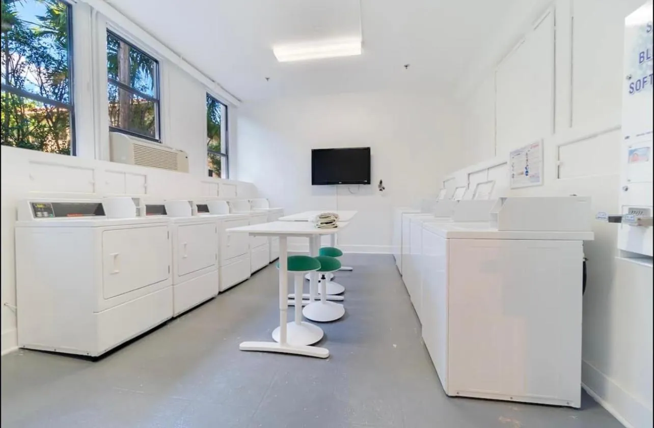 King Bed Mermaid suite - heart of Palm Beach, free parking included