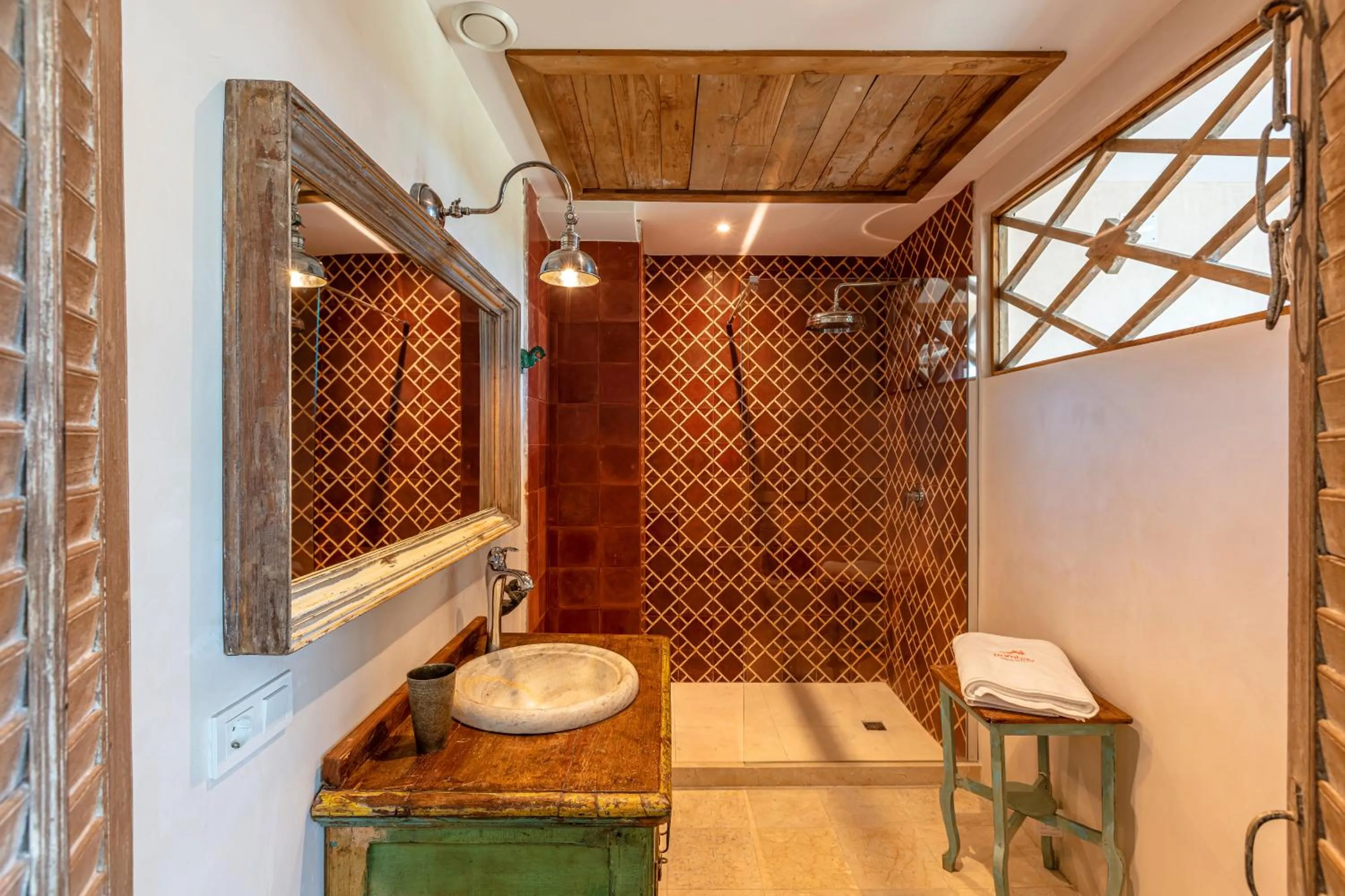 Shower in BOMBAYARTE APARTHOTEL TARIFA