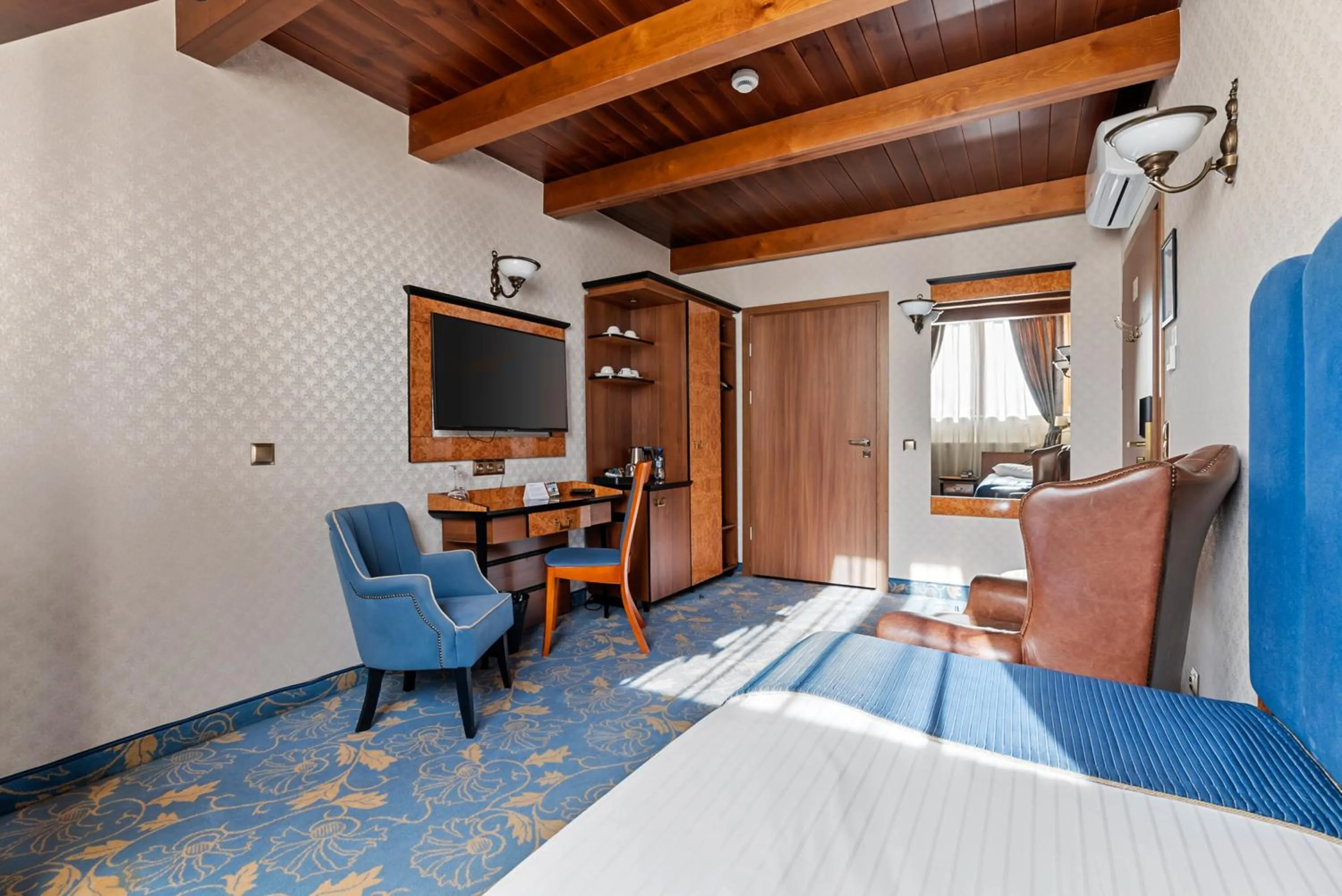 Living room, Bed in Hotel Diament Plaza Gliwice