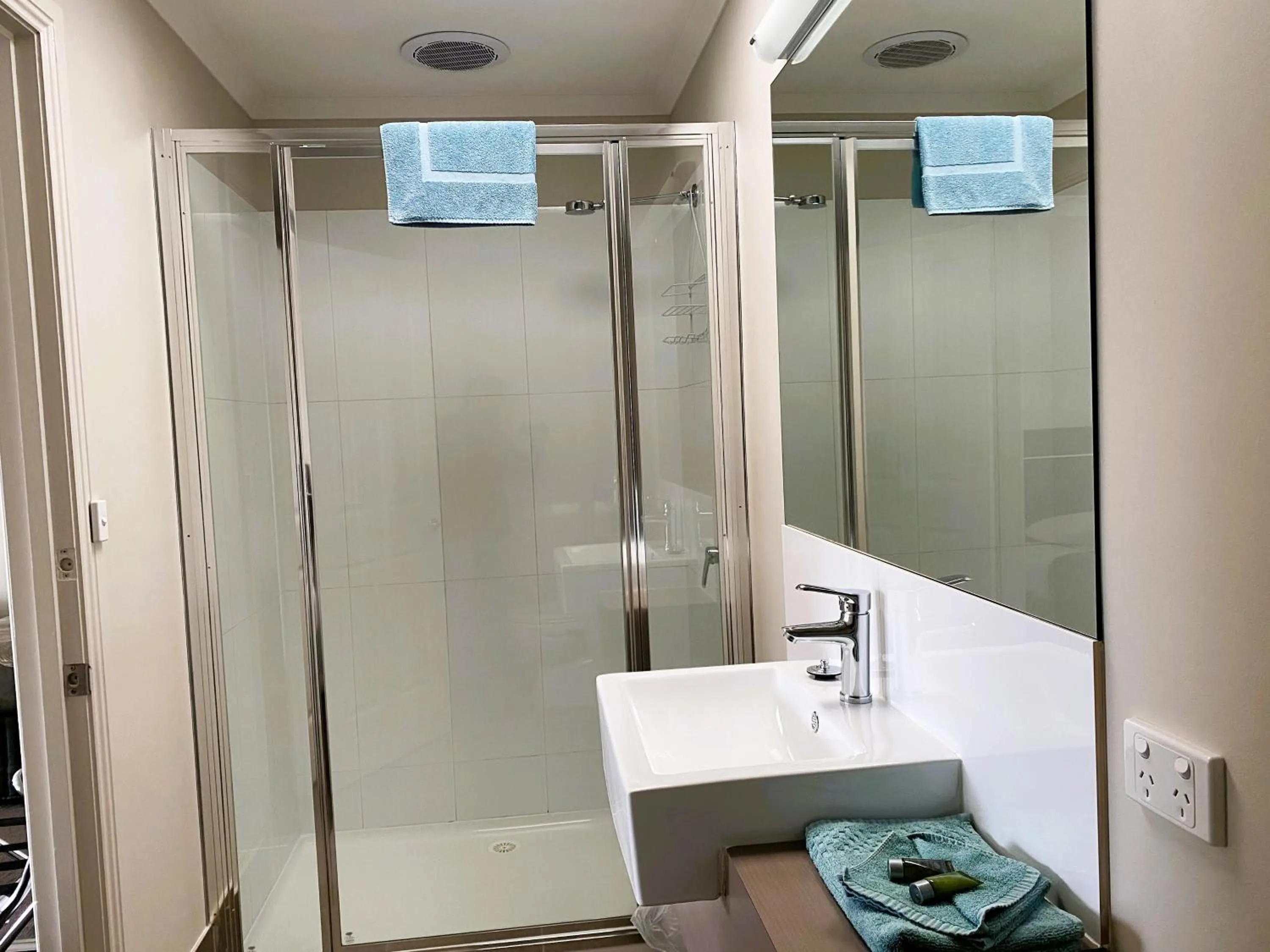 Bathroom in Dalvue Motel