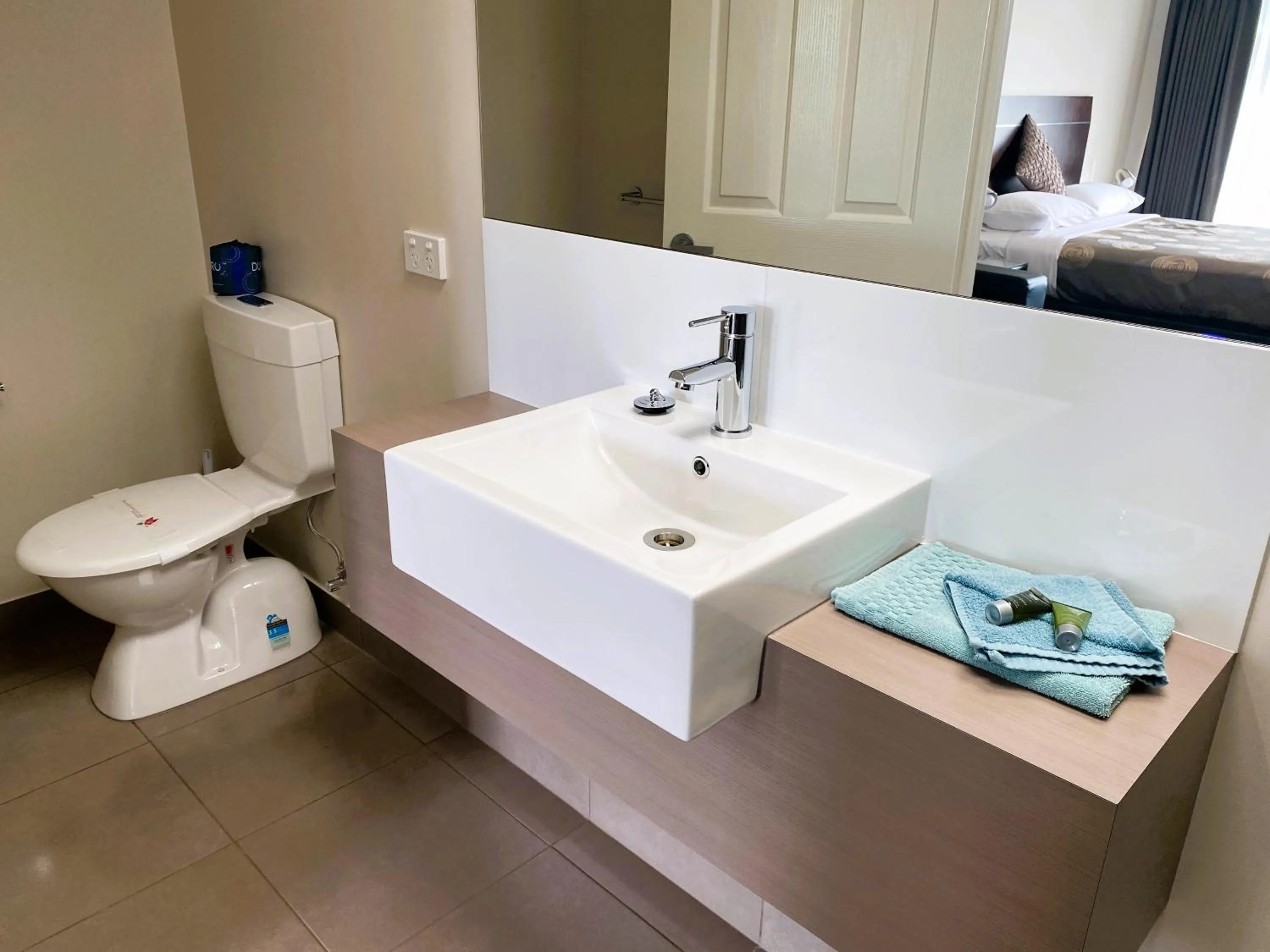 Bathroom in Dalvue Motel