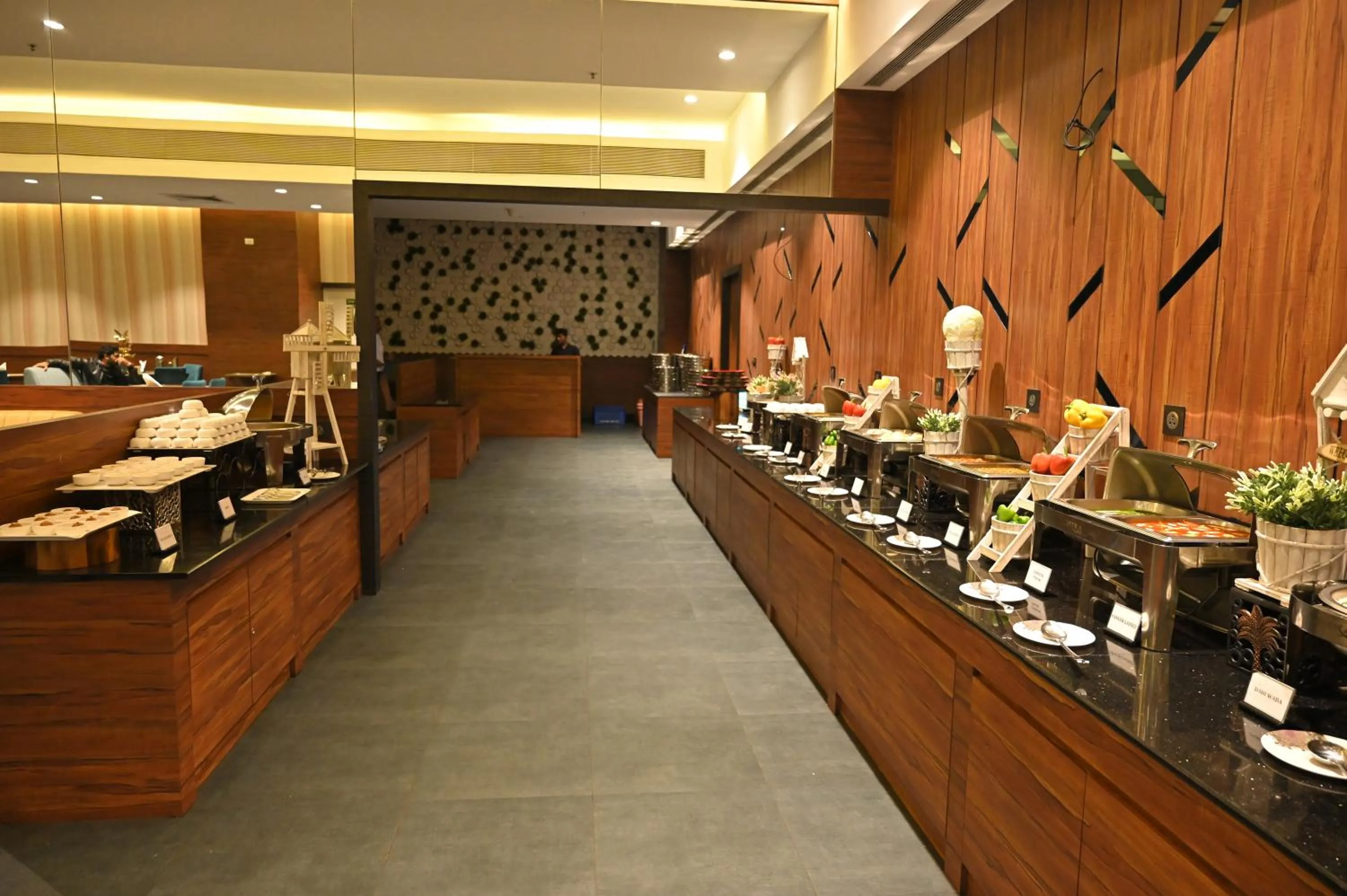 Restaurant/places to eat in Hotel Tip Top International Pune