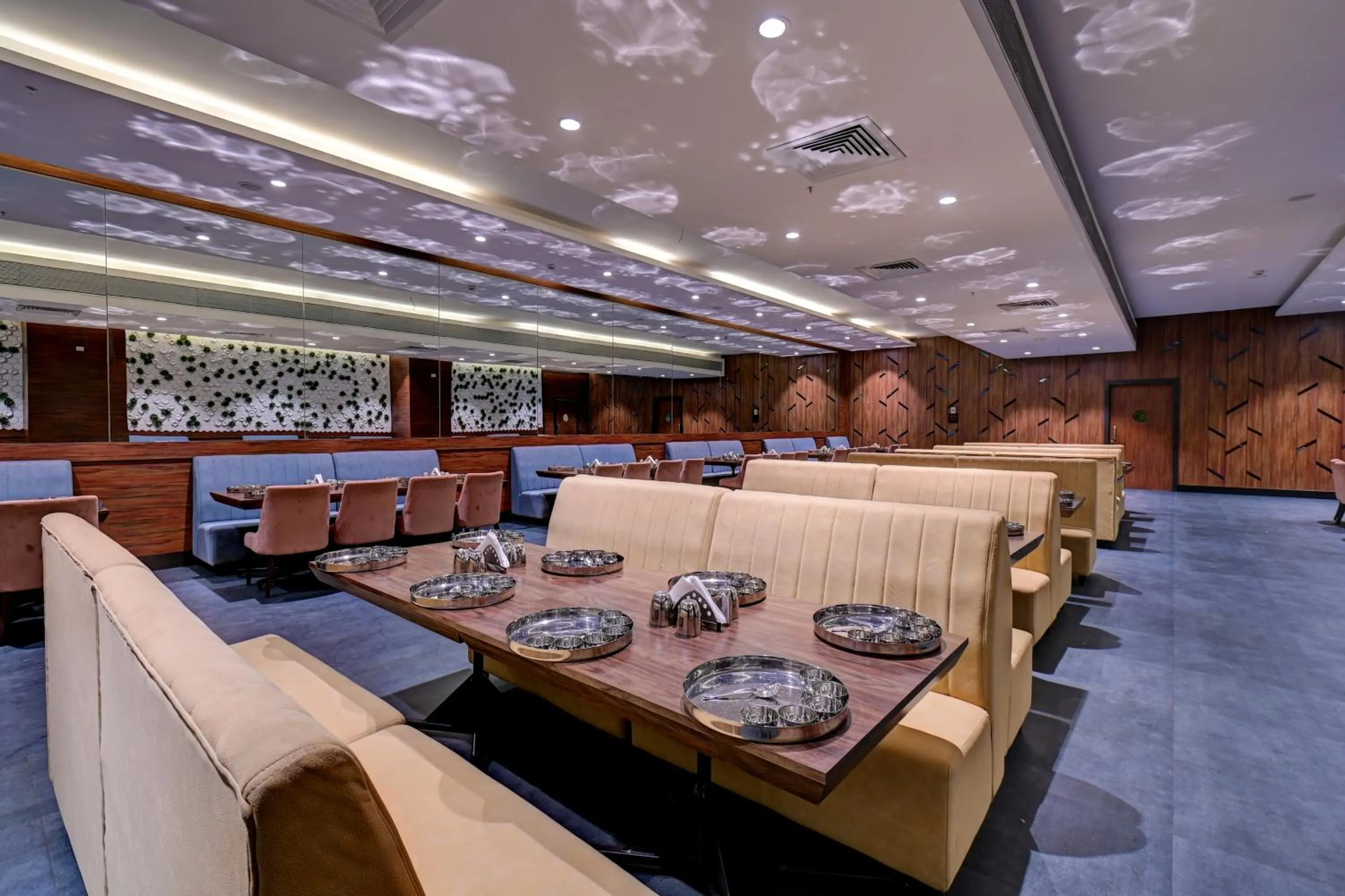 Restaurant/places to eat in Hotel Tip Top International Pune