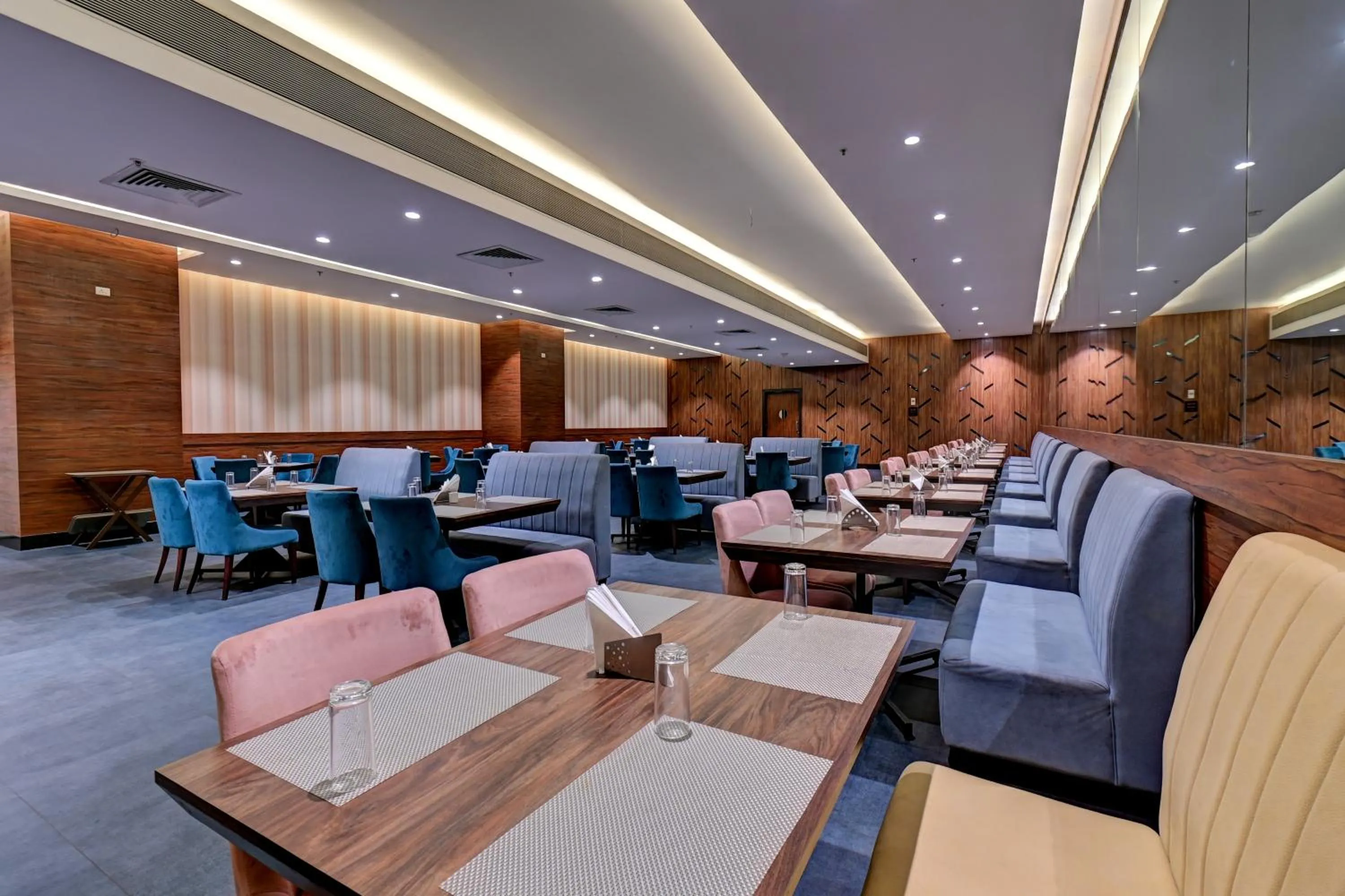 Restaurant/places to eat in Hotel Tip Top International Pune