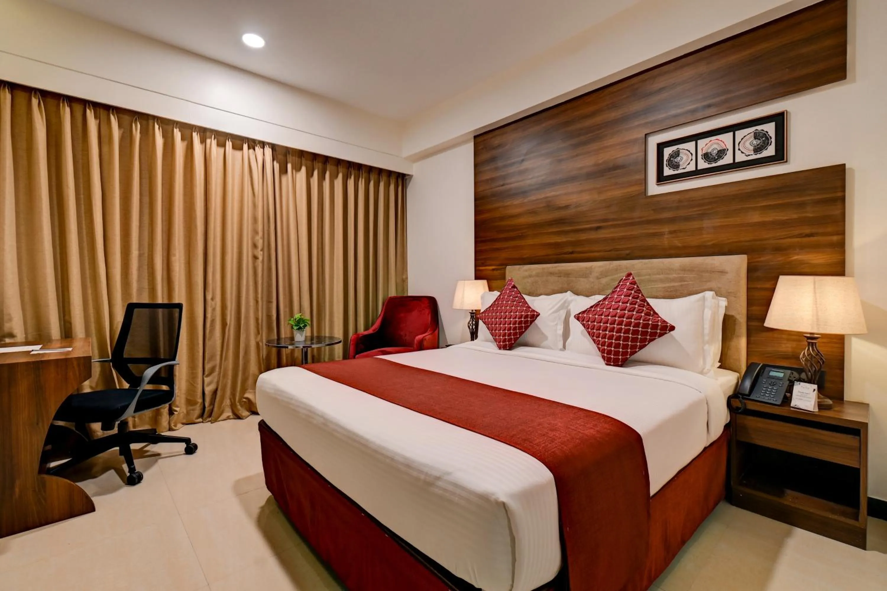 Bed in Hotel Tip Top International Pune