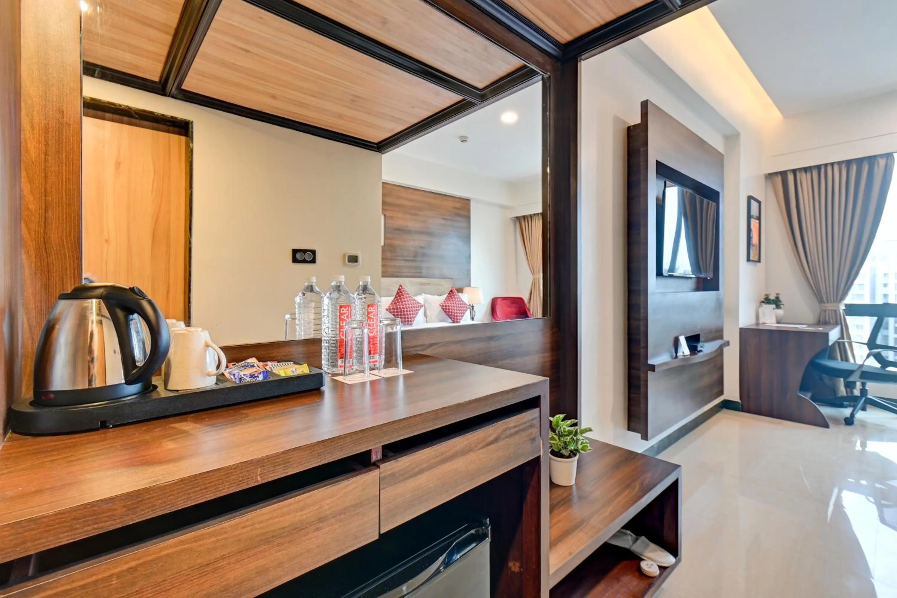 Coffee/tea facilities, Bed in Hotel Tip Top International Pune