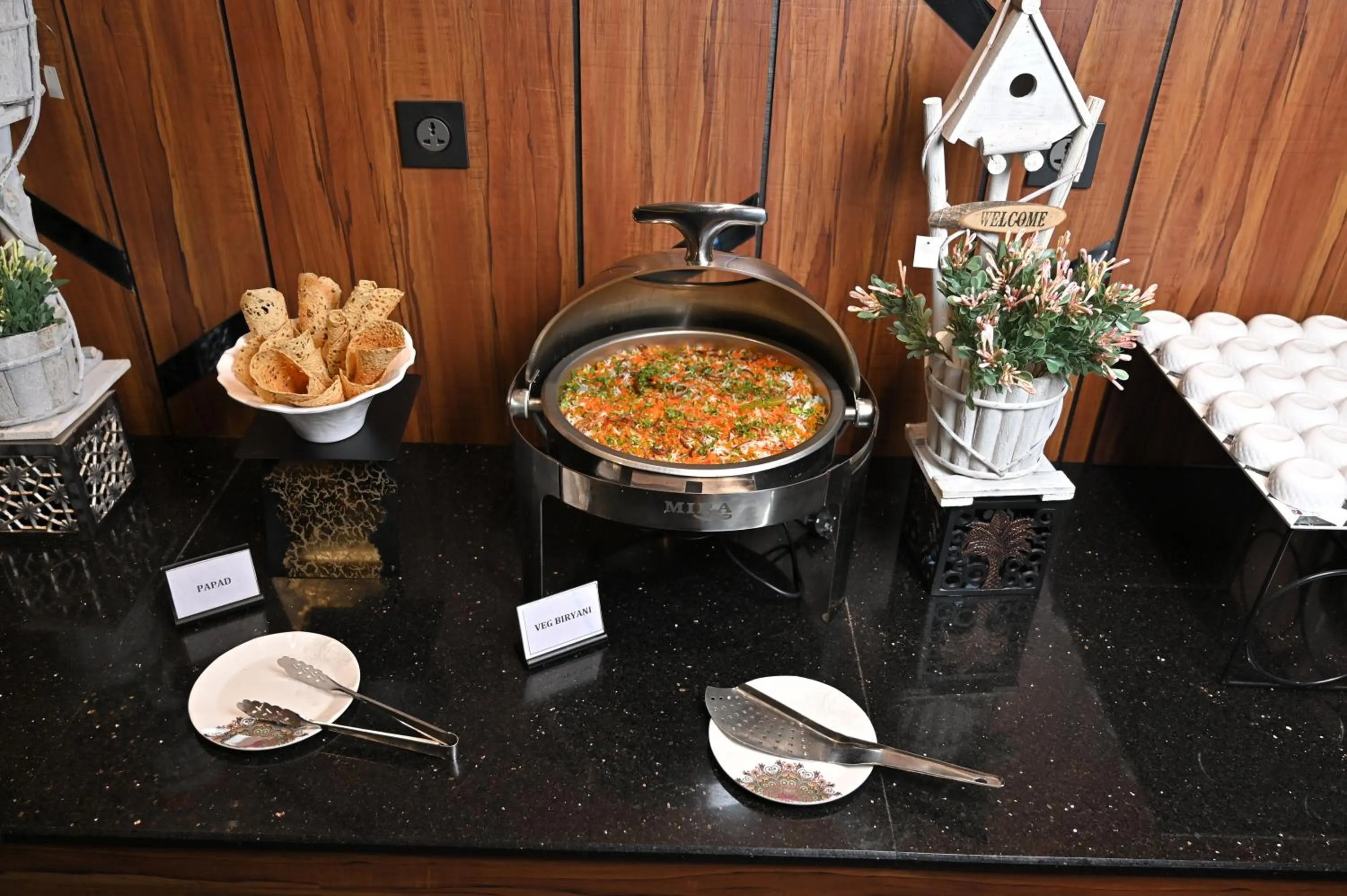 Restaurant/places to eat in Hotel Tip Top International Pune