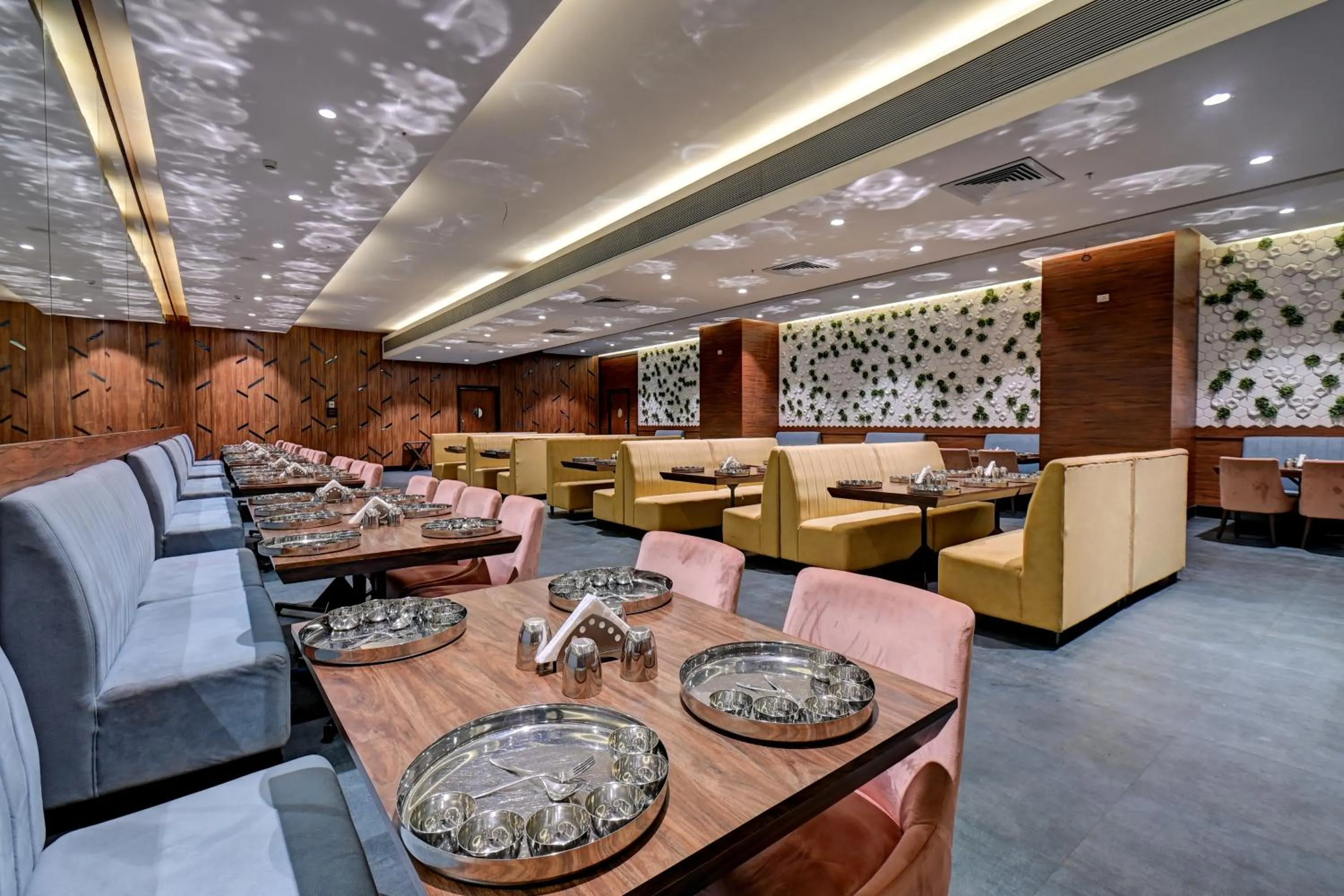Restaurant/places to eat in Hotel Tip Top International Pune