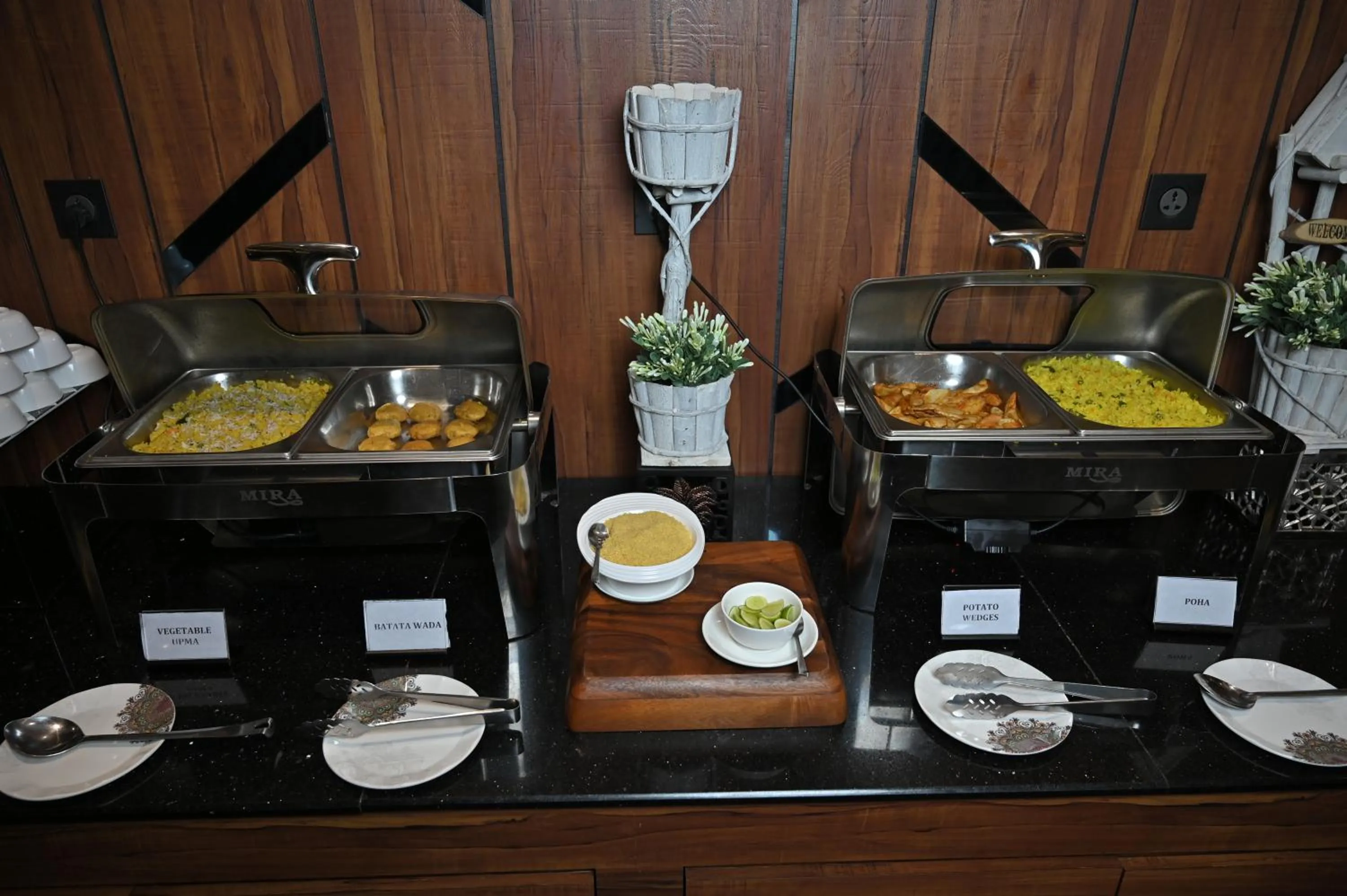 Restaurant/places to eat in Hotel Tip Top International Pune