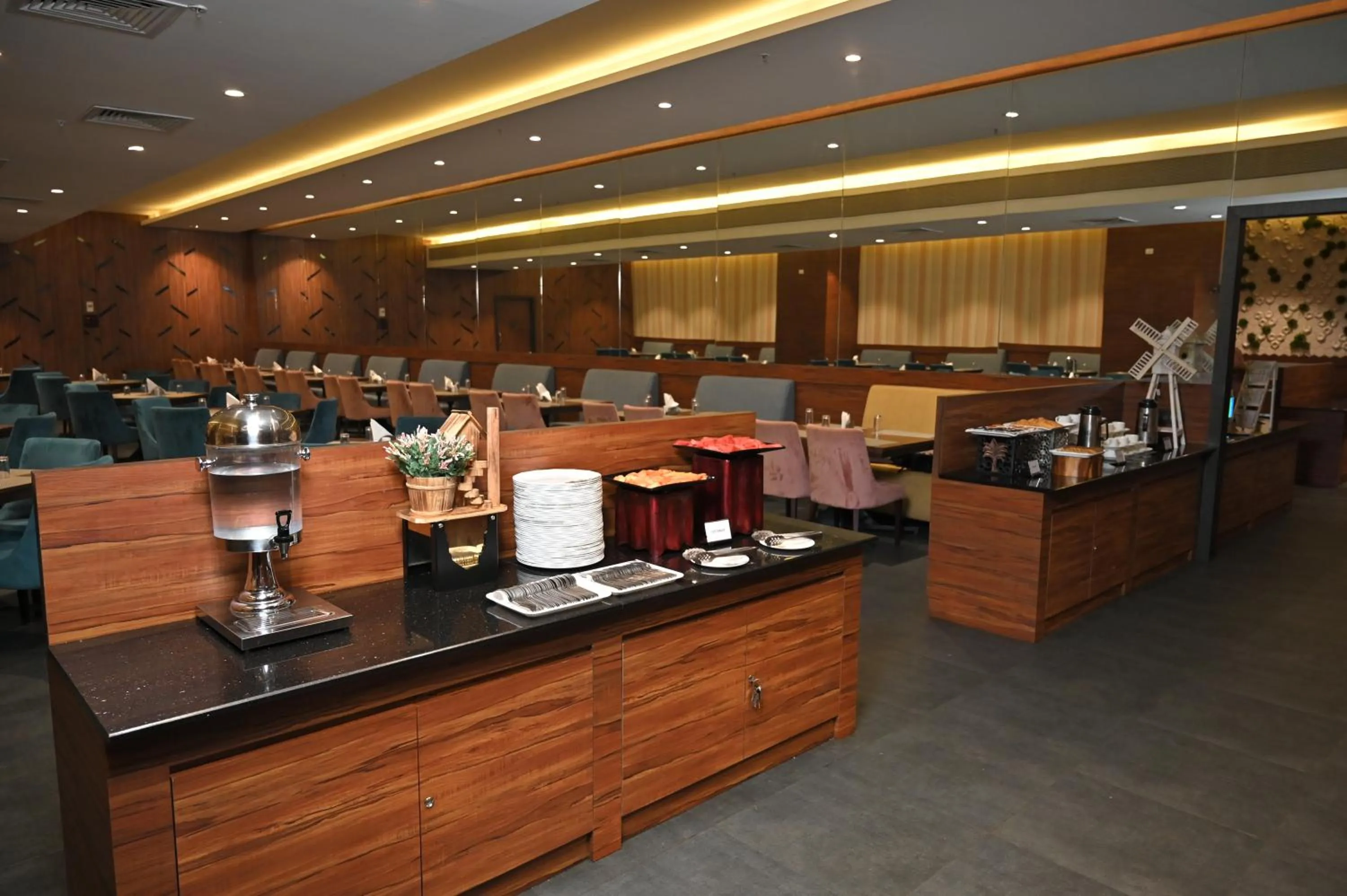 Restaurant/places to eat in Hotel Tip Top International Pune